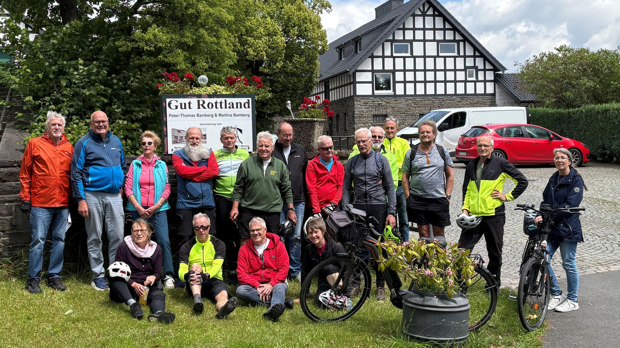 Das Foto zeigt die Teilnehmer der Radtour vor Gut Rottland.