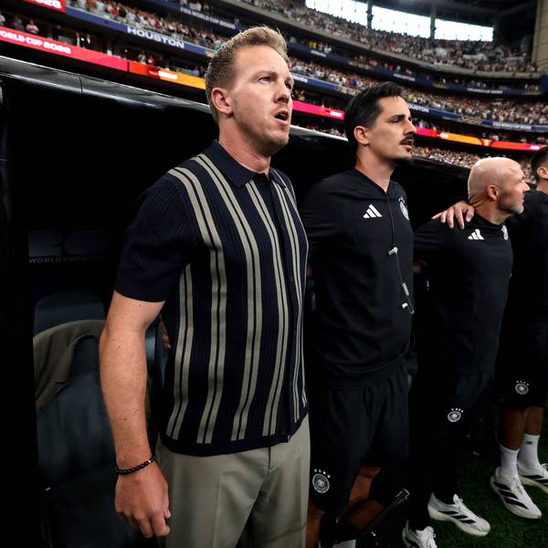 Die deutsche Bank um Julian Nagelsmann bei der Nationalhymne.