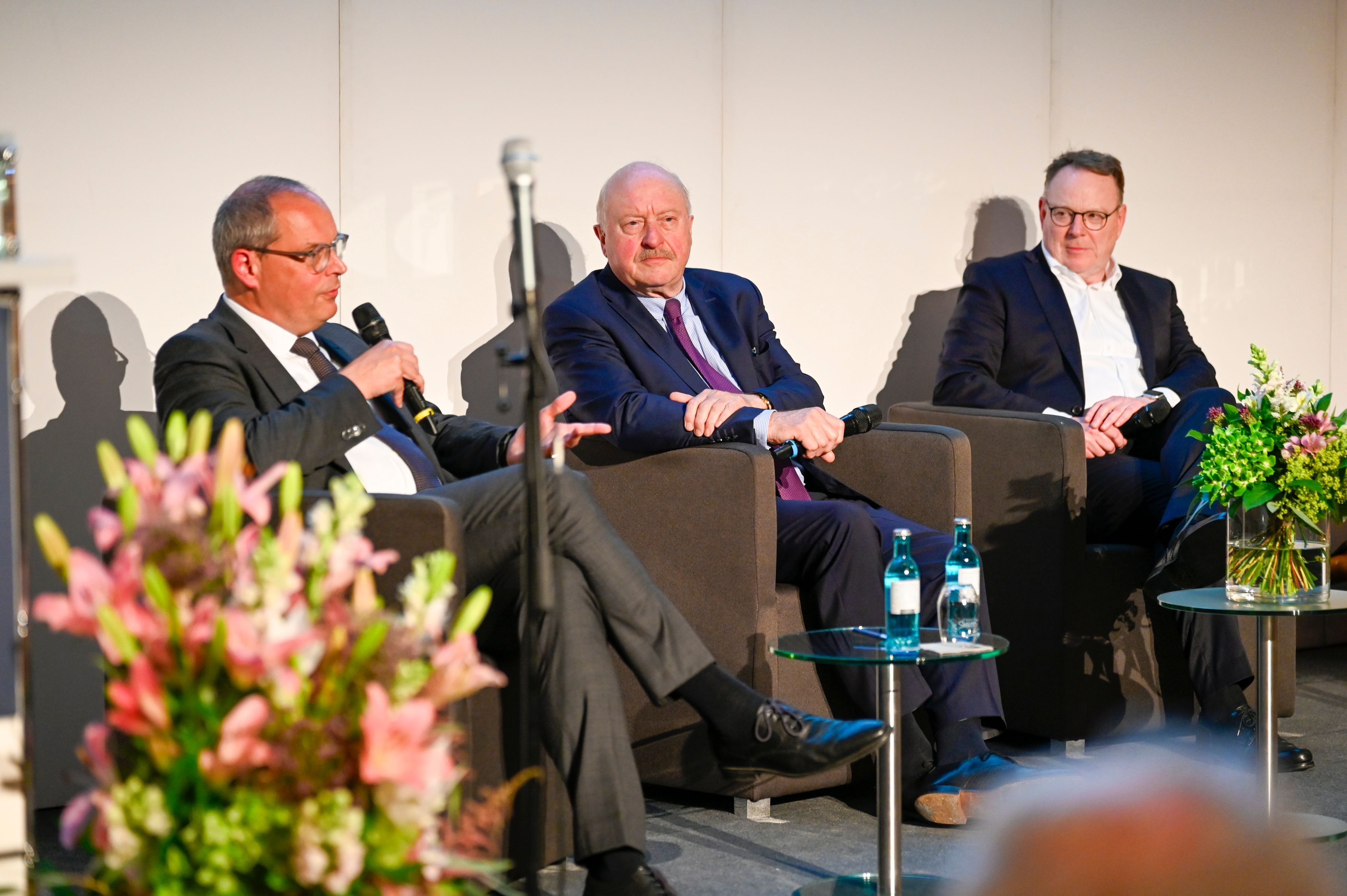 Adenauer-Biograf Friedrich Kießling, Kanzlerenkel Konrad Adenauer und Oberbürgermeister Torsten Burmester (SPD) bei dem Festakt.