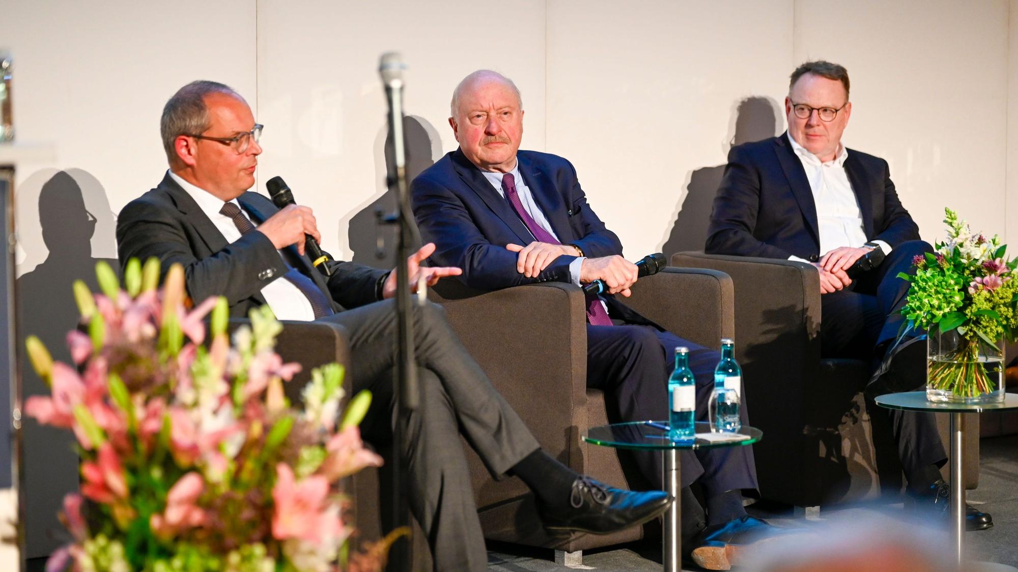 Adenauer-Biograf Friedrich Kießling, Kanzlerenkel Konrad Adenauer und Oberbürgermeister Torsten Burmester (SPD) bei dem Festakt.