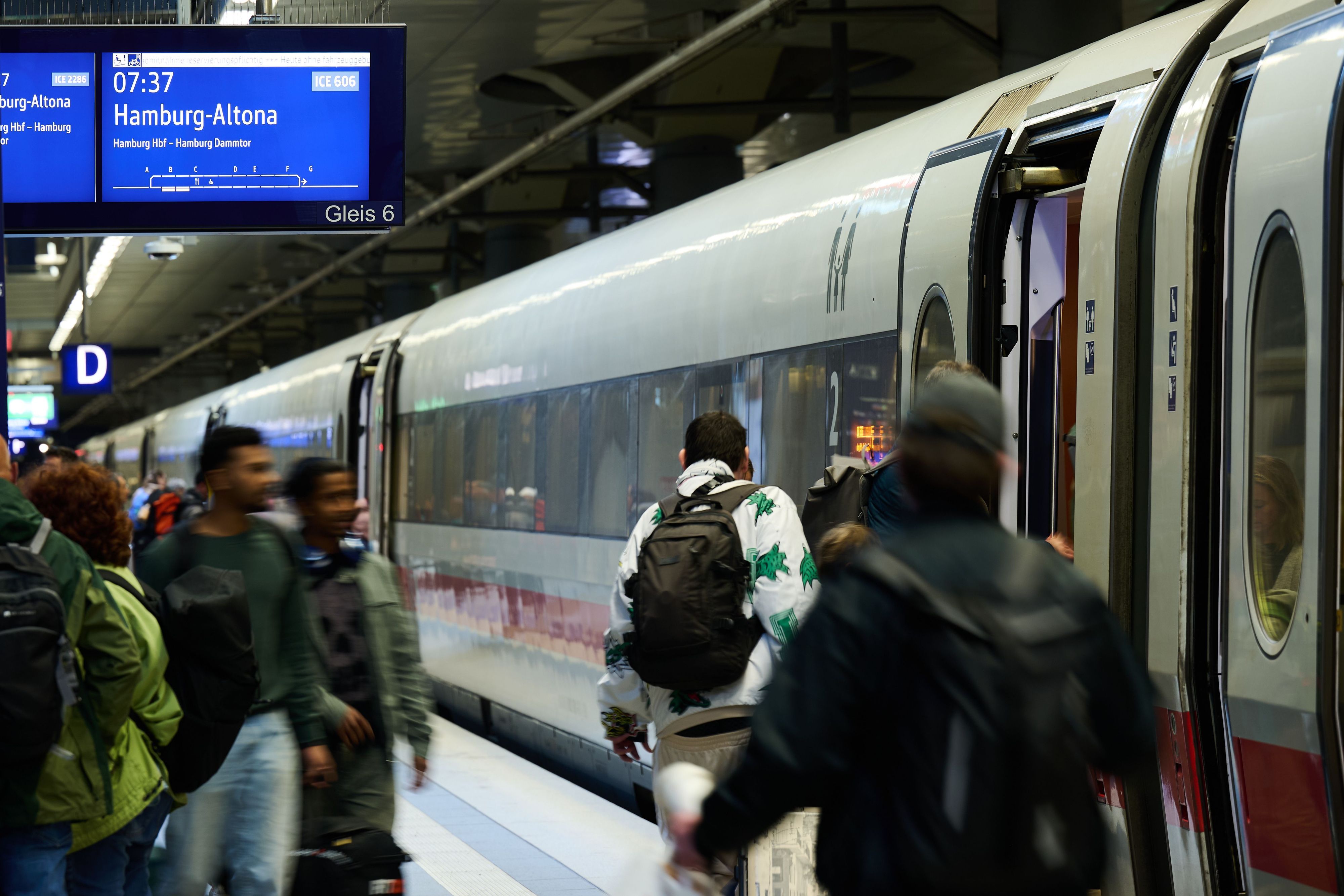 14.06.2026, Berlin: Menschen steigen in den ICE am Berliner Hauptbahnhof und fahren nach Hamburg. Die Bahnstrecke Hamburg-Berlin ist nach der Generalsanierung seit heute wieder vollständig freigegeben. Foto: Annette Riedl/dpa +++ dpa-Bildfunk +++