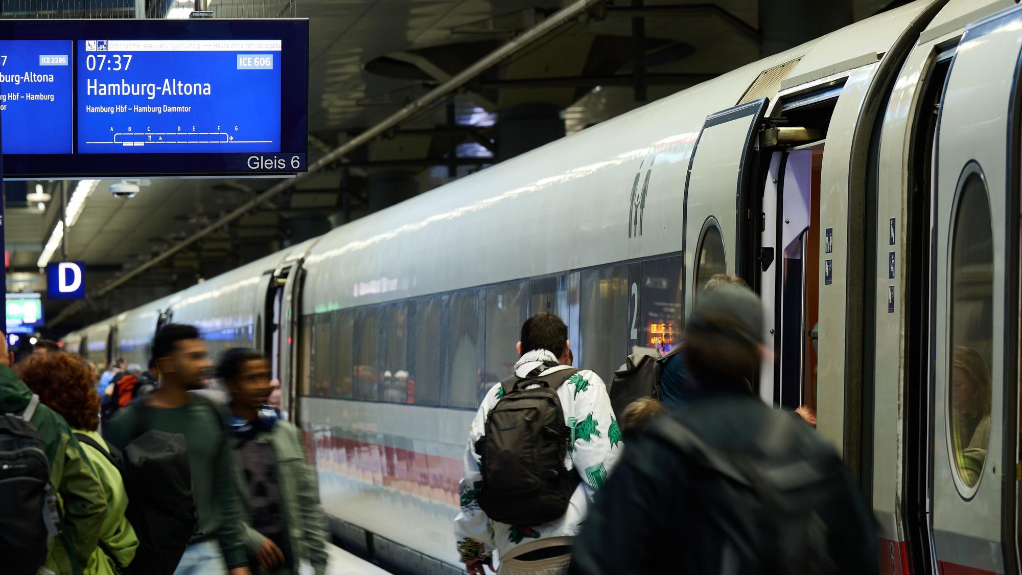 14.06.2026, Berlin: Menschen steigen in den ICE am Berliner Hauptbahnhof und fahren nach Hamburg. Die Bahnstrecke Hamburg-Berlin ist nach der Generalsanierung seit heute wieder vollständig freigegeben. Foto: Annette Riedl/dpa +++ dpa-Bildfunk +++