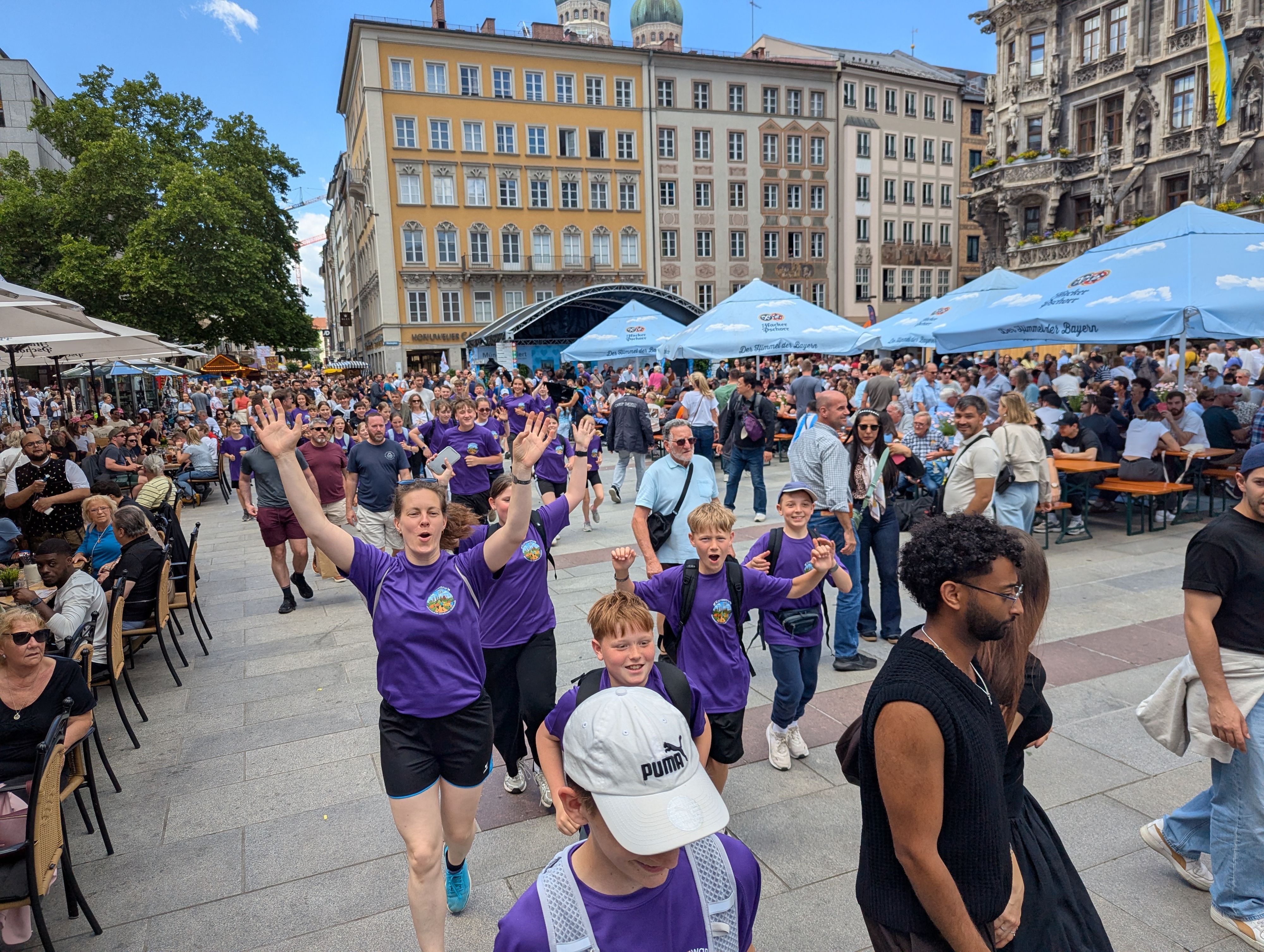 Die Schülerinnen und Schüler der Gesamtschule in Schlebusch erreichen München.