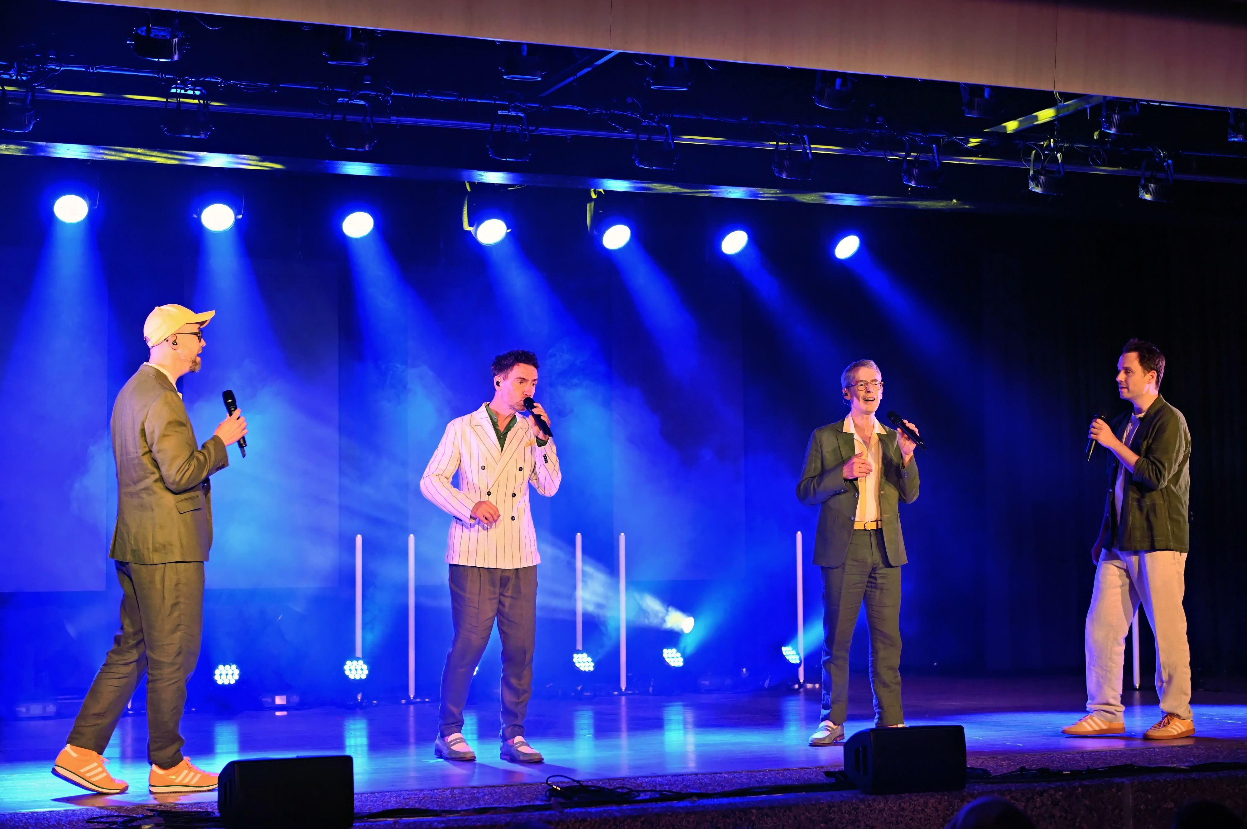 Die vier Sänger auf der Bühne.