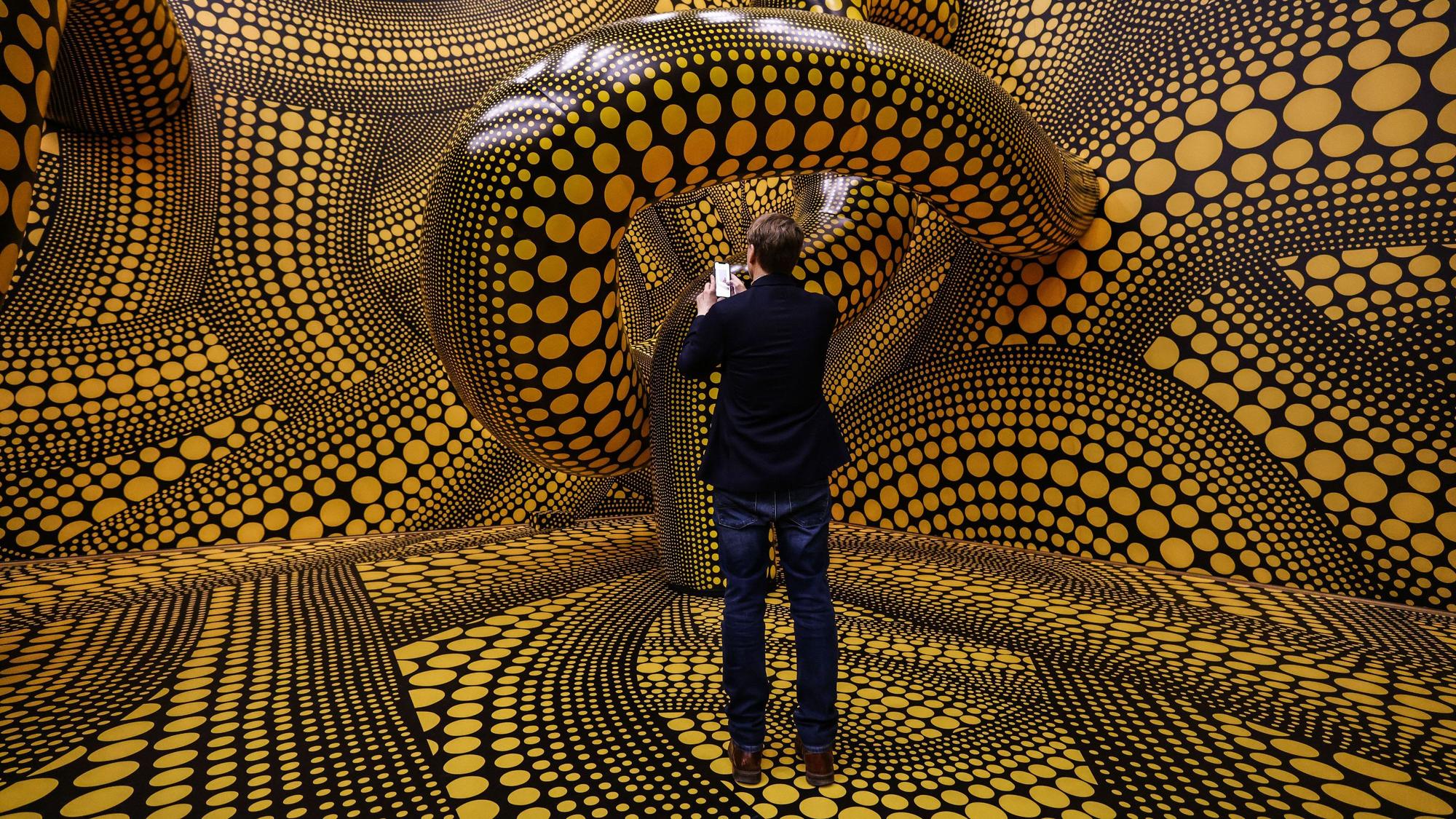 ARCHIV - 10.03.2026, Nordrhein-Westfalen, Köln: Ein Mann fotografiert die Installation „Hope Polka Dots“ von Yayoi Kusama. Die Ausstellung mit Werken der japanischen Künstlerin Yayoi Kusama ist vom 14. März – 2. August 2026 im Museum Ludwig zu sehen.
Yayoi Kusamas Kunst ist jetzt im Museum Ludwig zu sehen. (zu dpa: «Bereits 250.000 Besucher in Kölner Kusama-Ausstellung») Foto: Oliver Berg/dpa +++ dpa-Bildfunk +++