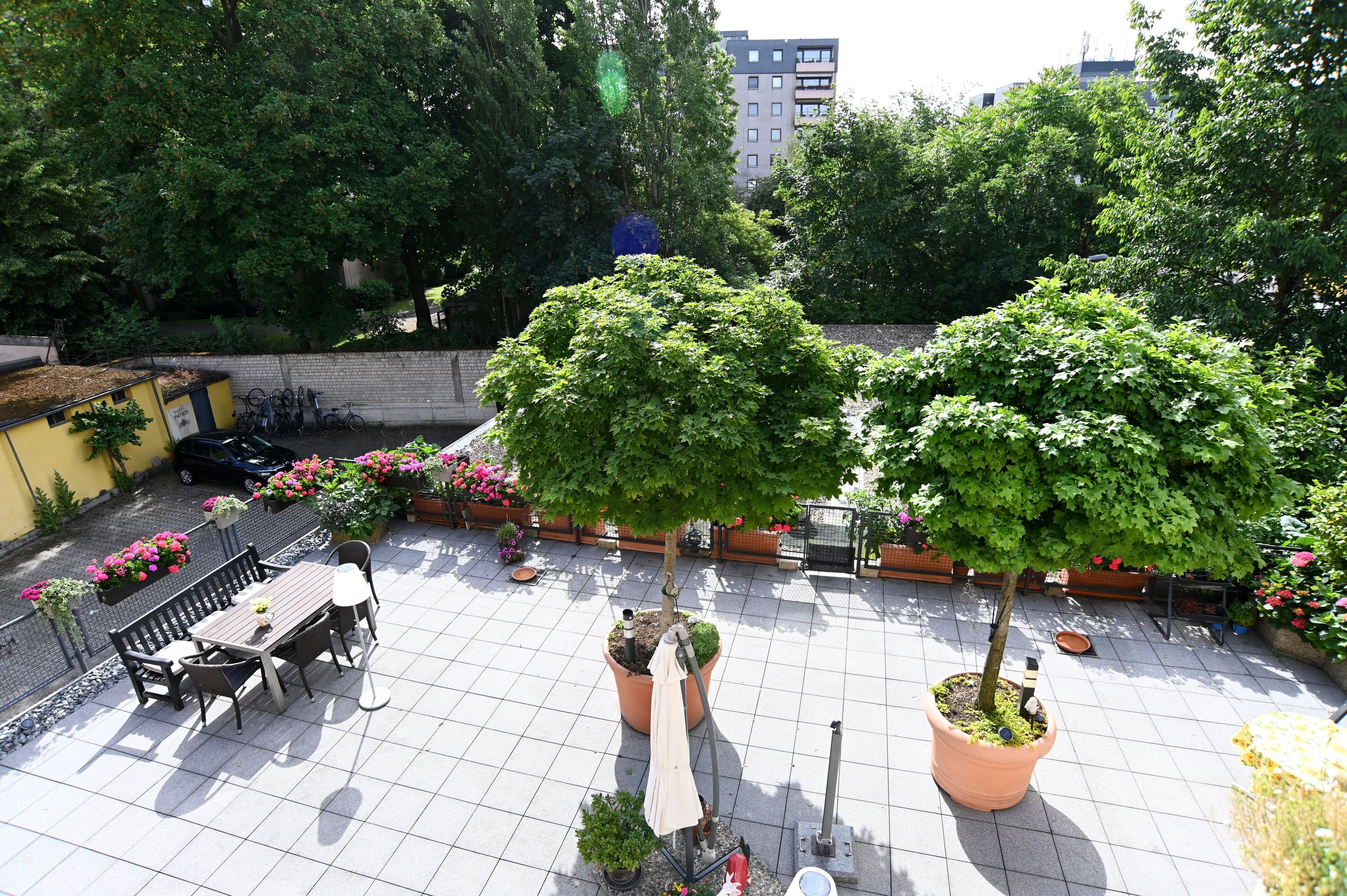 10.06.2026 Köln. Die Dachterrasse beim Ehepaar Roswita und Willi Gruber in Deutz. Beide sind 91 Jahre alt, nicht mehr rasend mobil - umso wichtiger ist ihnen die Dachterrasse. Foto: Alexander Schwaiger