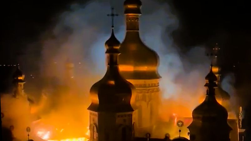 Die Kathedrale des Kyjiwer Höhlenklosters steht nach einem russischen Angriff in Flammen.