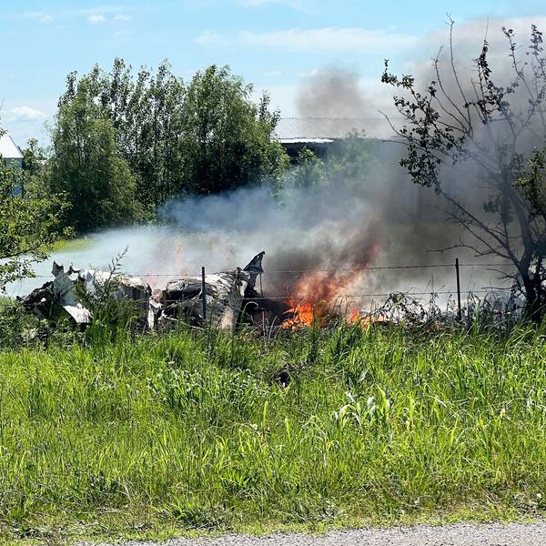 Die Trümmer eines Flugzeugs brennen am 14. Juni auf einem Feld in Butler, Missouri.