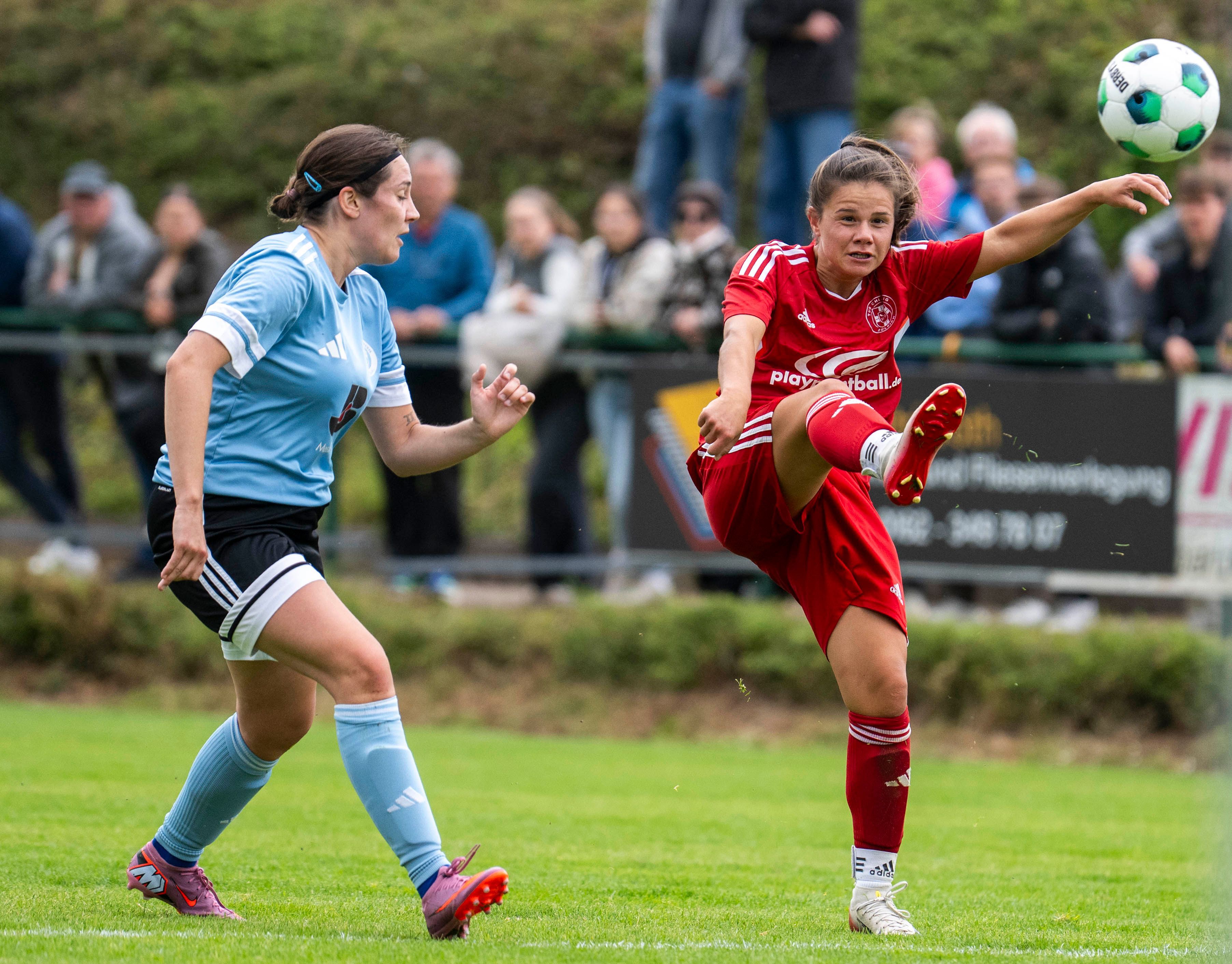 Milena Ronig mit einem Weitschuss, ihre Gegenspielerin schaut zu.