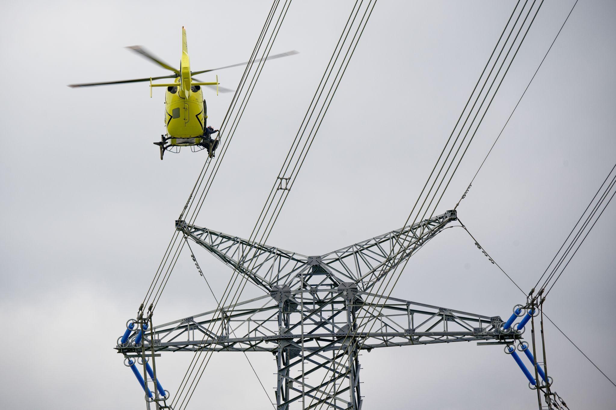Helikopterarbeiten an Stromleitung