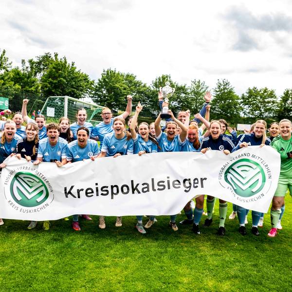 Die Mannschaft des VfL Kommern jubelt und hält das Kreispokalbanner des Fußballkreises in die Höhe.