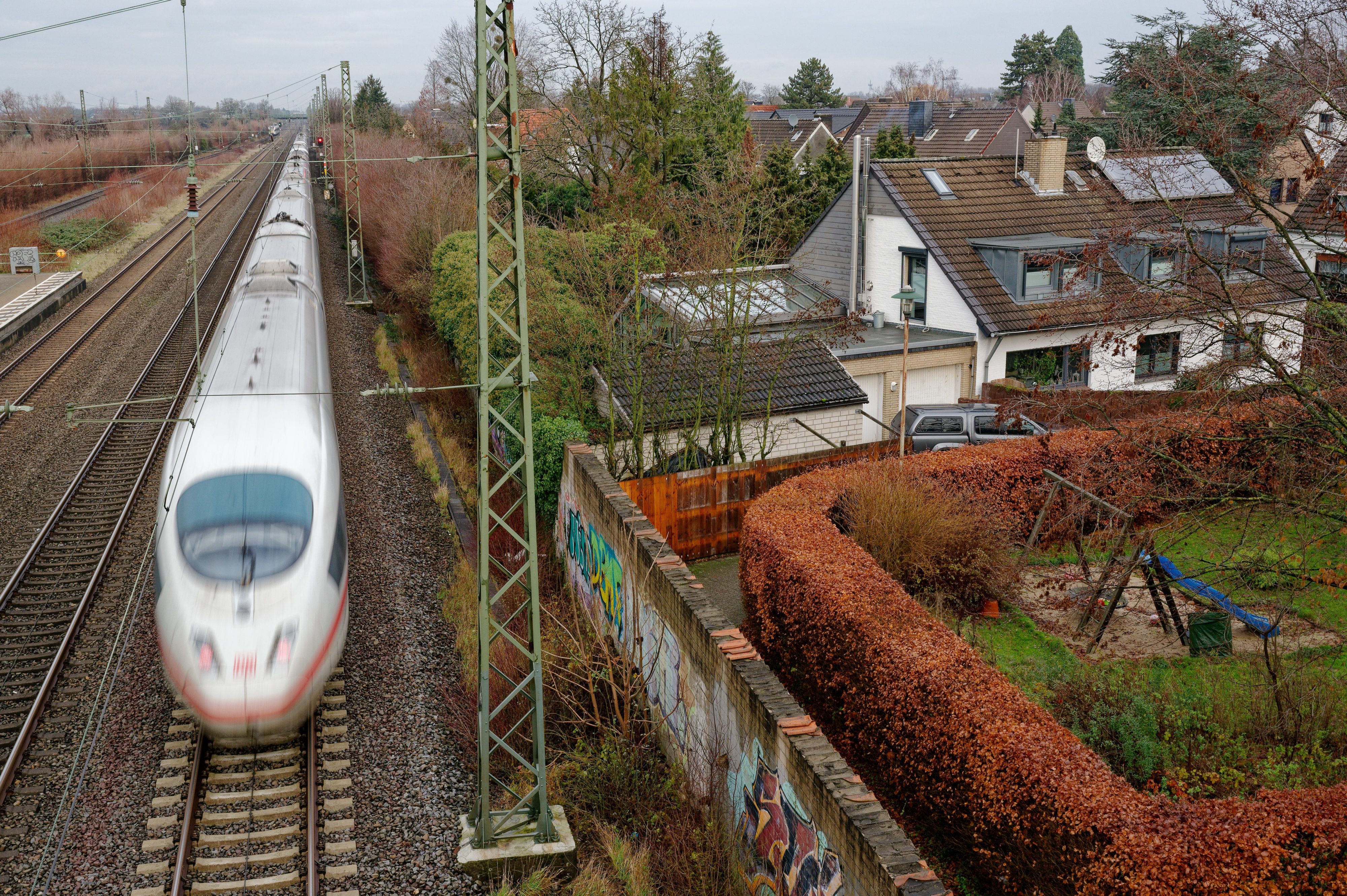 Ein ICE der Deutschen Bahn fährt durch Düsseldorf-Angermund.