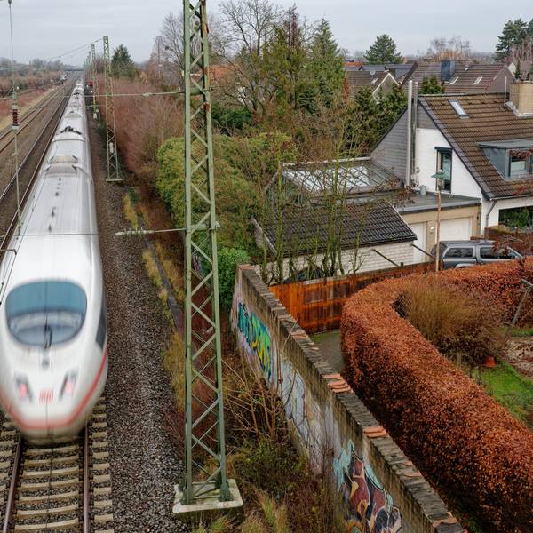Ein ICE der Deutschen Bahn fährt durch Düsseldorf-Angermund.