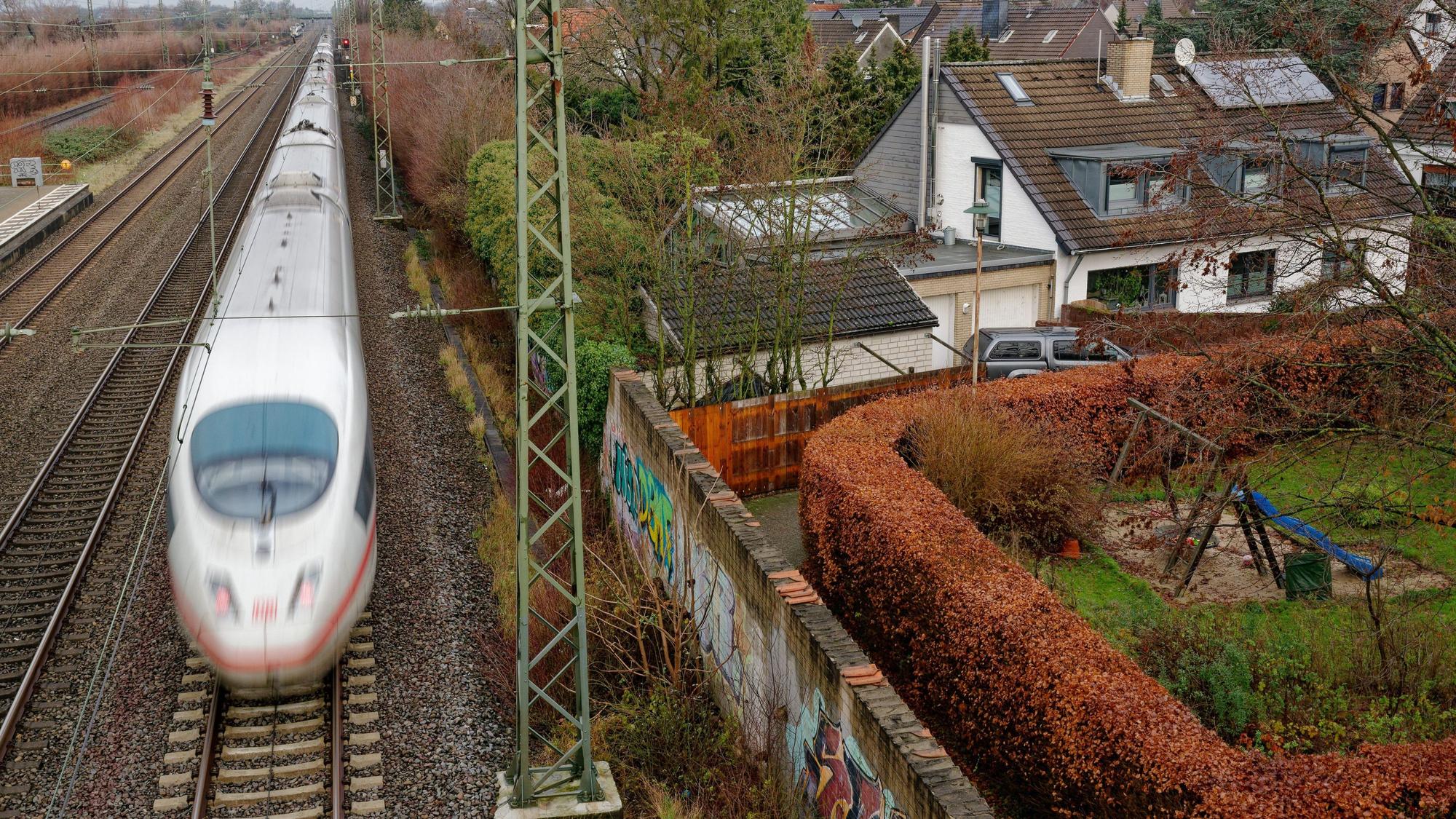 Ein ICE der Deutschen Bahn fährt durch Düsseldorf-Angermund.
