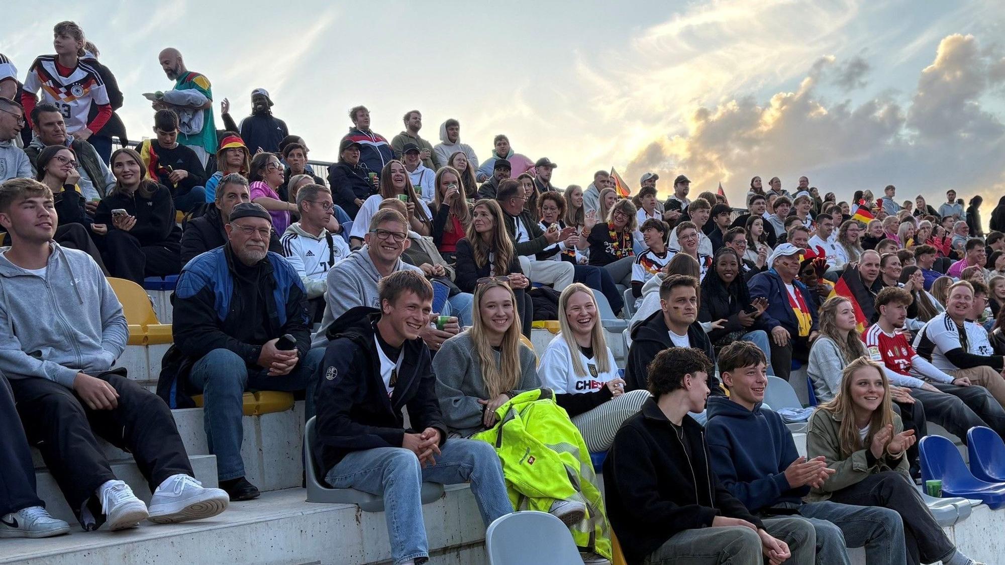 Das Foto zeigt einen Tribünenbereich im Stadion des SSV Nümbrecht.