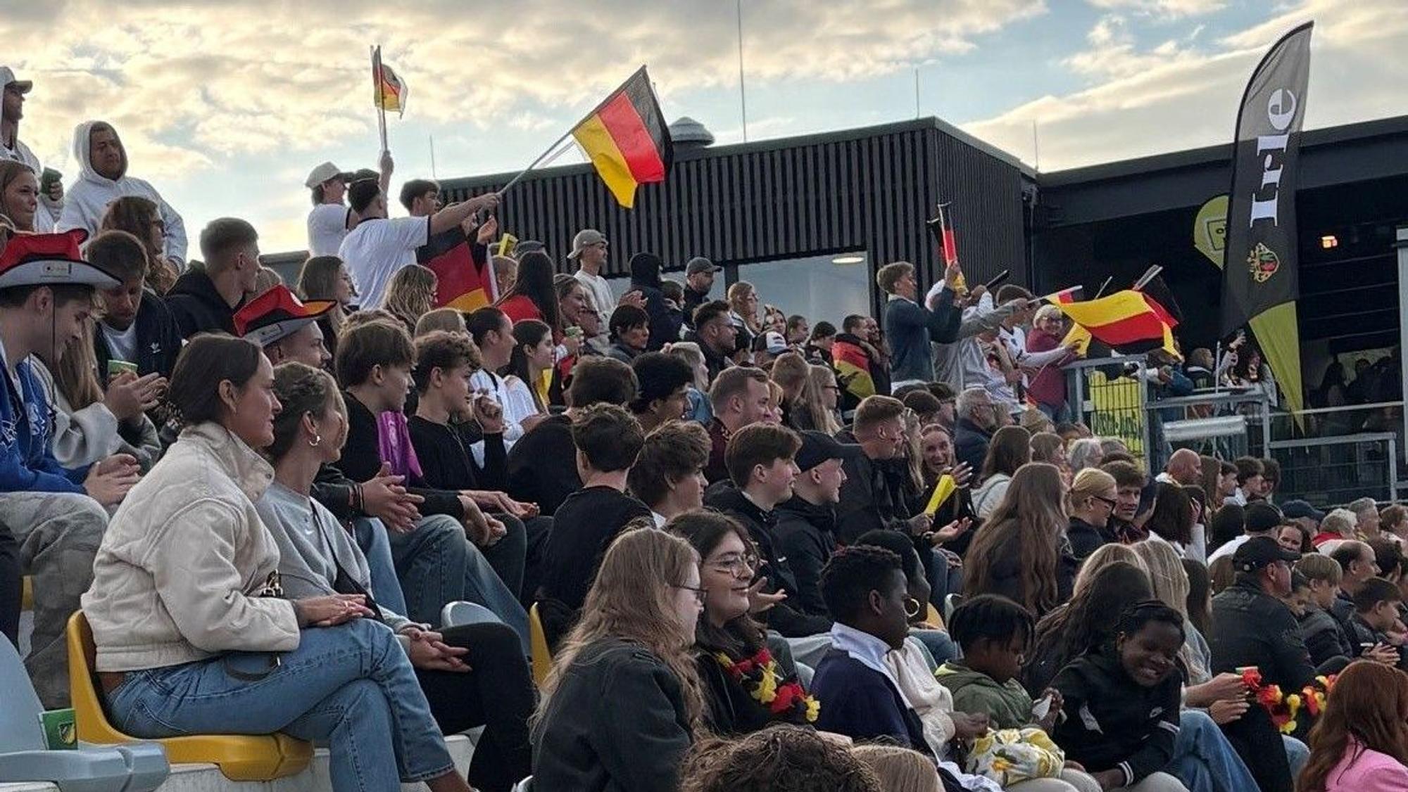 Das Foto zeigt einen Tribünenbereich im Stadion des SSV Nümbrecht.