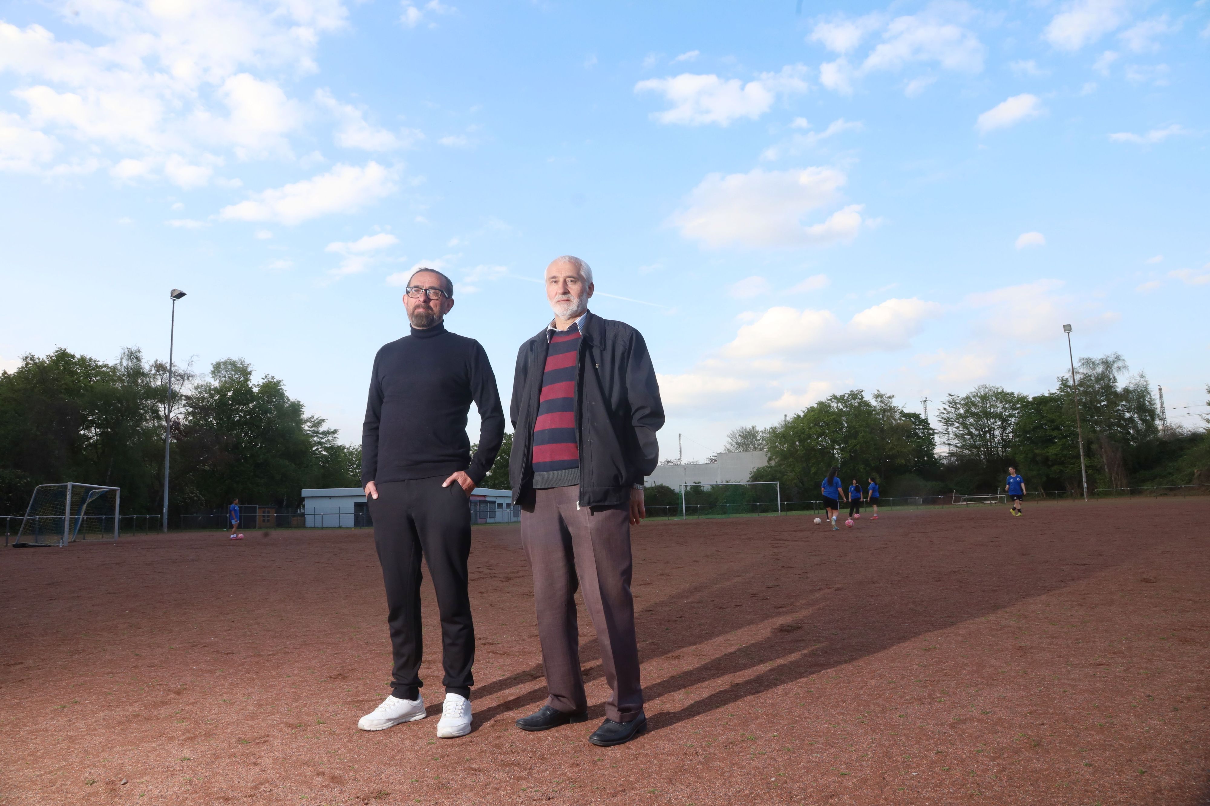 16.04.2026, Köln: Serie abgehängte Stadtteile: Sportvereinen in Buchforst laufen Jugendliche weg, da Aschenplatz nicht saniert wird. Ömer Icdeniz vom Verein Fenerbahce Köln und Ali Esen vom Verein Anadolu (v.l.). Foto: Arton Krasniqi