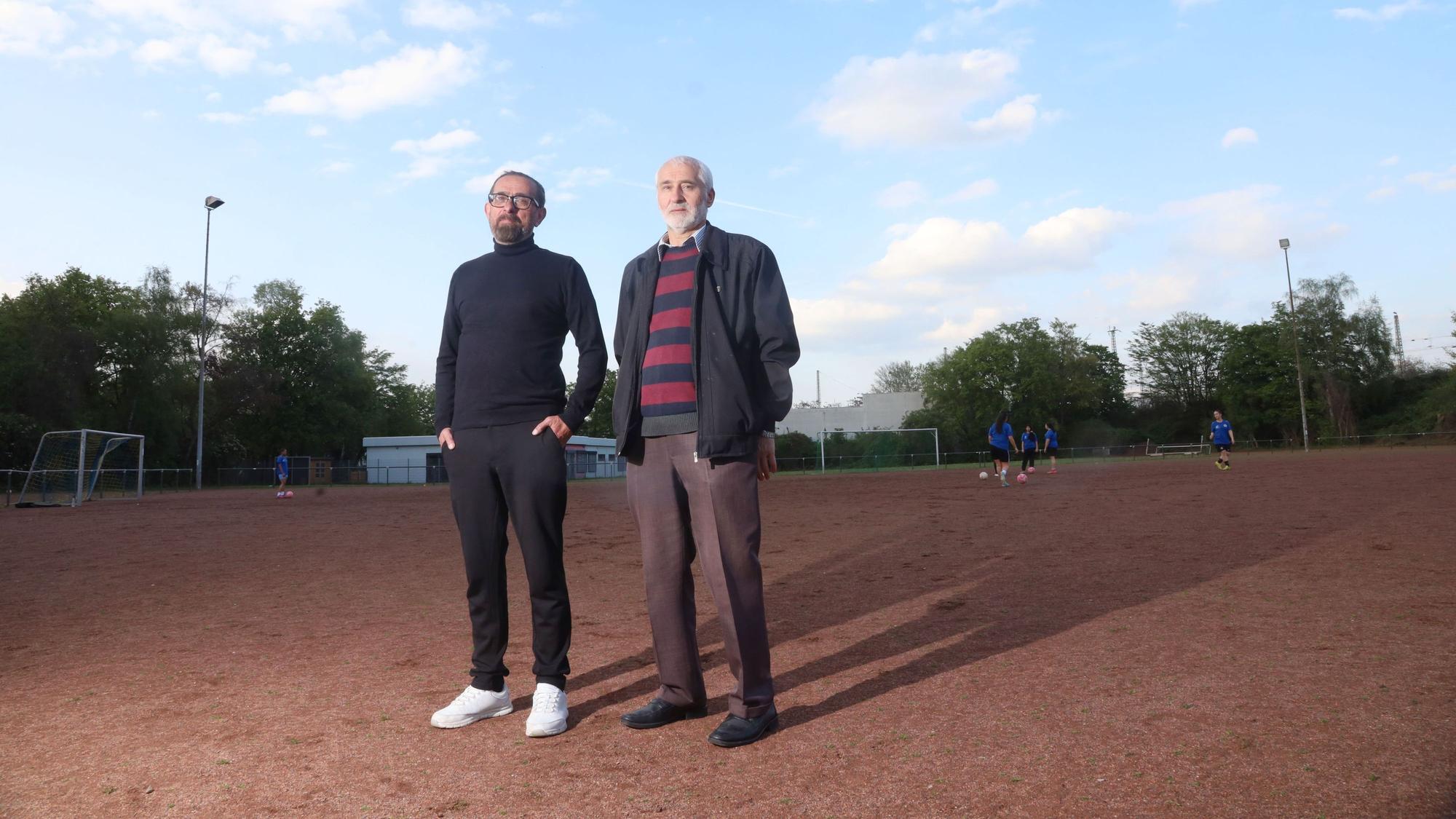 16.04.2026, Köln: Serie abgehängte Stadtteile: Sportvereinen in Buchforst laufen Jugendliche weg, da Aschenplatz nicht saniert wird. Ömer Icdeniz vom Verein Fenerbahce Köln und Ali Esen vom Verein Anadolu (v.l.). Foto: Arton Krasniqi