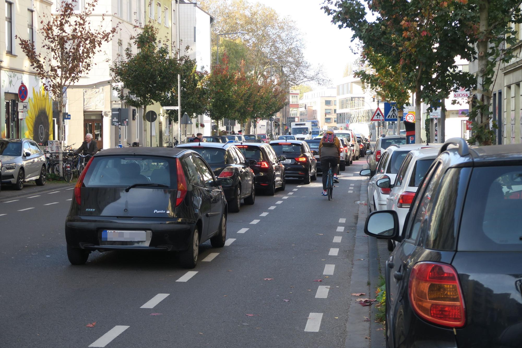 Eine Autoschlange hat sich auf einer zweispurigen Straße gebildet.