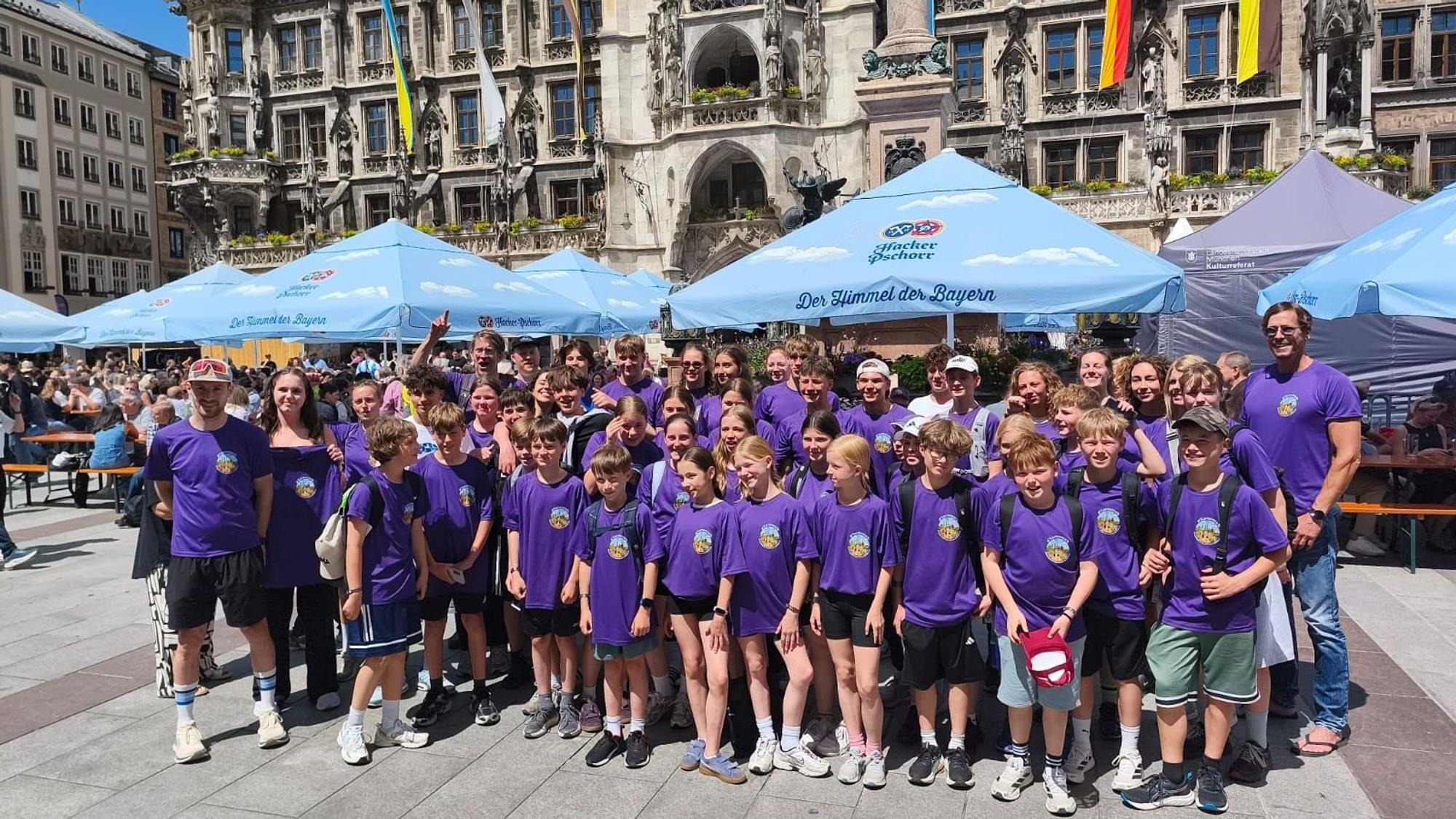 Die Gruppe wurde am Marienplatz von Familie, Freunden und Bekannten empfangen.