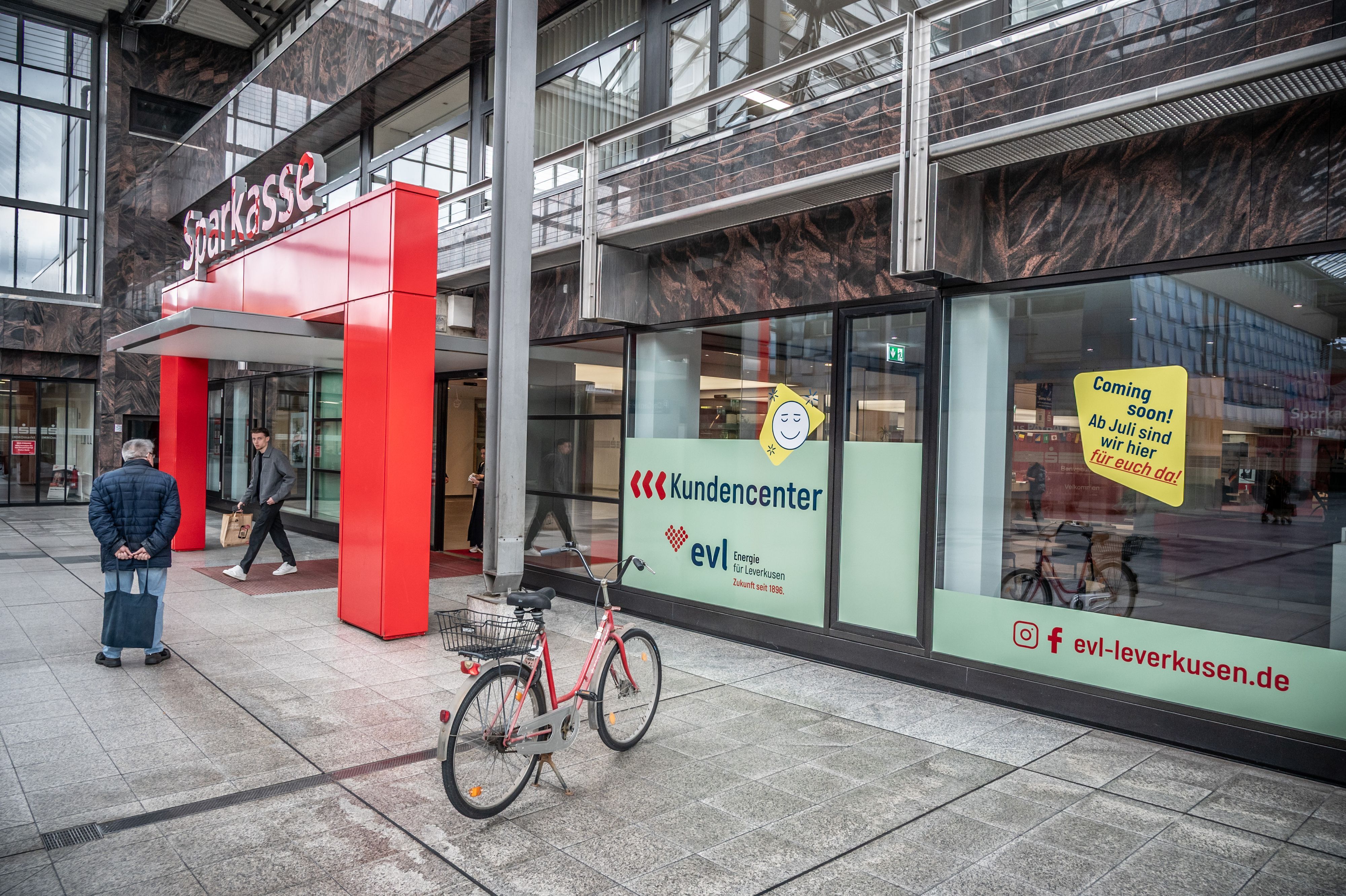 Die Fensterfront an der Sparkasse Leverkusen ist schon beklebt. Die EVL zieht mit ihrem Kundenzentrum in die Hauptstelle der Sparkasse im City-Center.