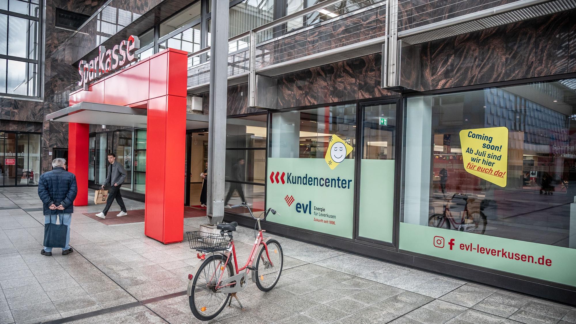 Die Fensterfront an der Sparkasse Leverkusen ist schon beklebt. Die EVL zieht mit ihrem Kundenzentrum in die Hauptstelle der Sparkasse im City-Center.
