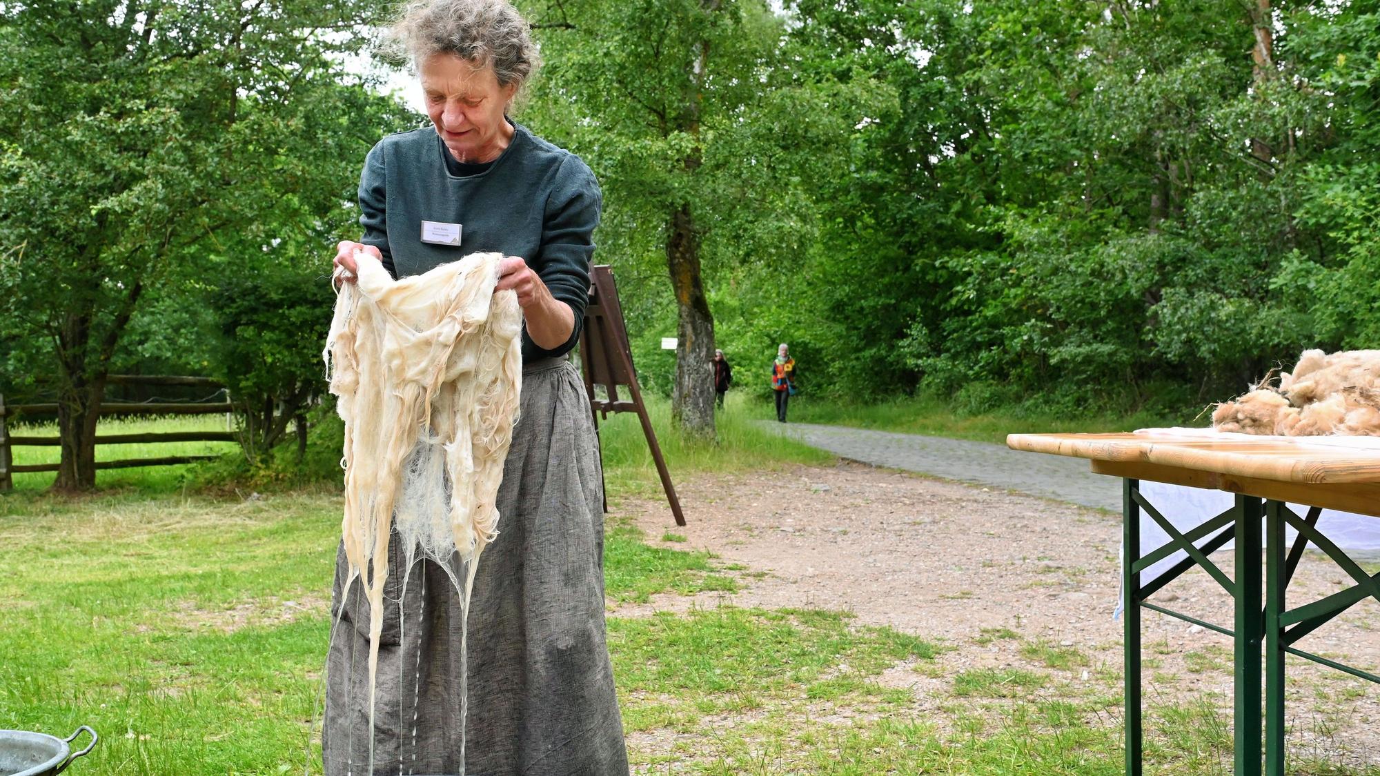Im Freilichtmuseum zeigt Annette Meylahn das Waschen der Schafwolle in kaltem Wasser.