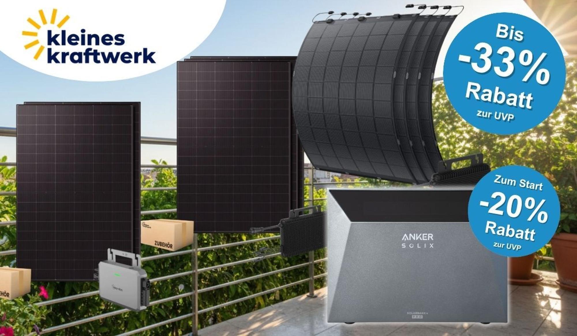 Balkonkraftwerk-Panele von Kleines Kraftwerk auf einem Balkon mit vielen Pflanzen: links starre bifaziale Solarmodule mit Hoymiles-Wechselrichter und Zubehörkarton, mittig und rechts flexible TopCon-Module, unten rechts ein Anker SOLIX 4 Speicher. Rote Preis-Badges zeigen bis zu 33 % Rabatt auf Komplettsets und 25 % Startrabatt auf den Anker SOLIX 4 Speicher. Oben links das Logo von Kleines Kraftwerk.