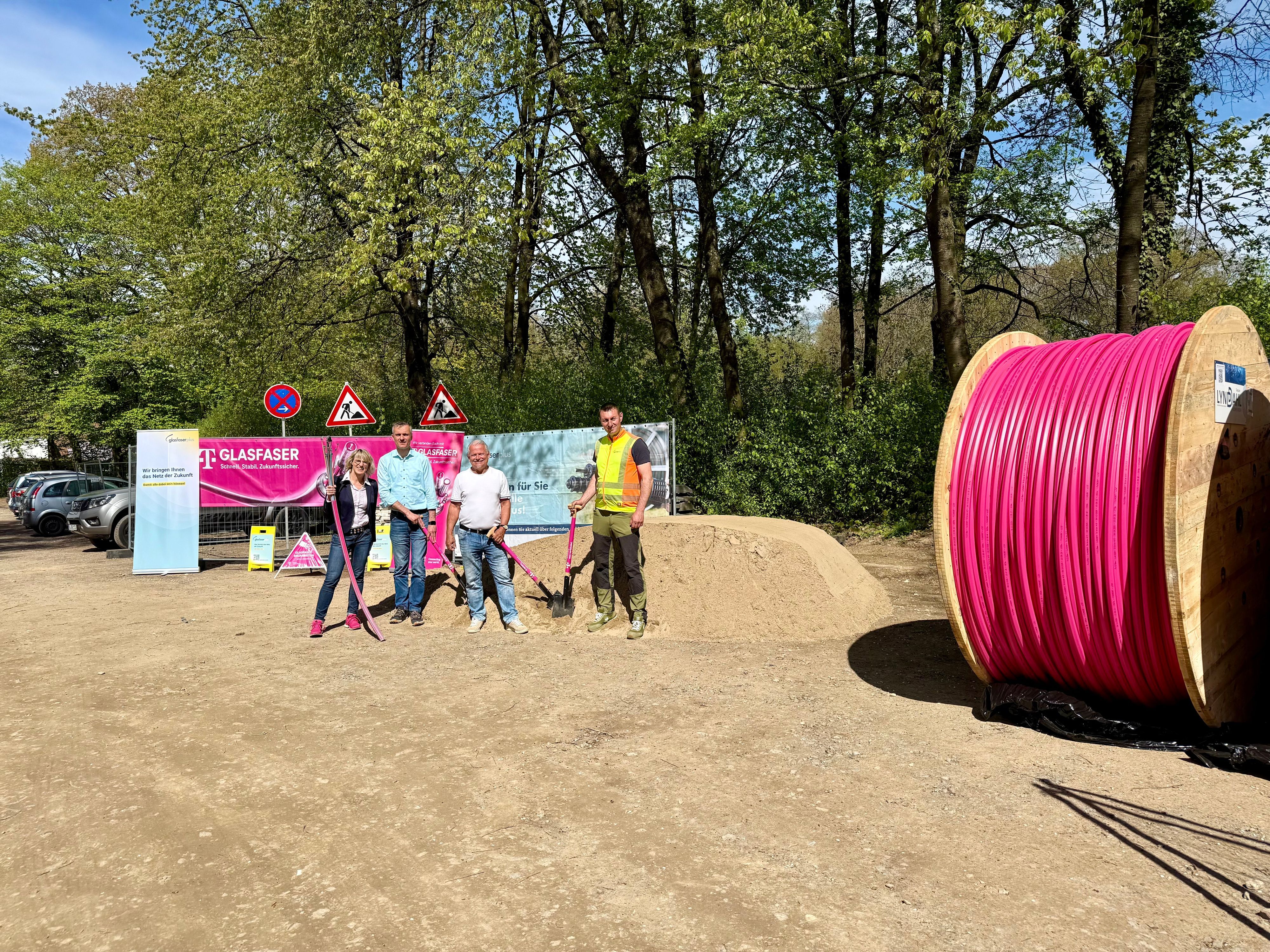 Erster Spatenstich für den Glasfaserausbau am Griesberg