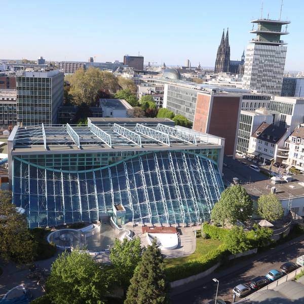 Das Agrippabad in Köln aus der Luft gesehen.