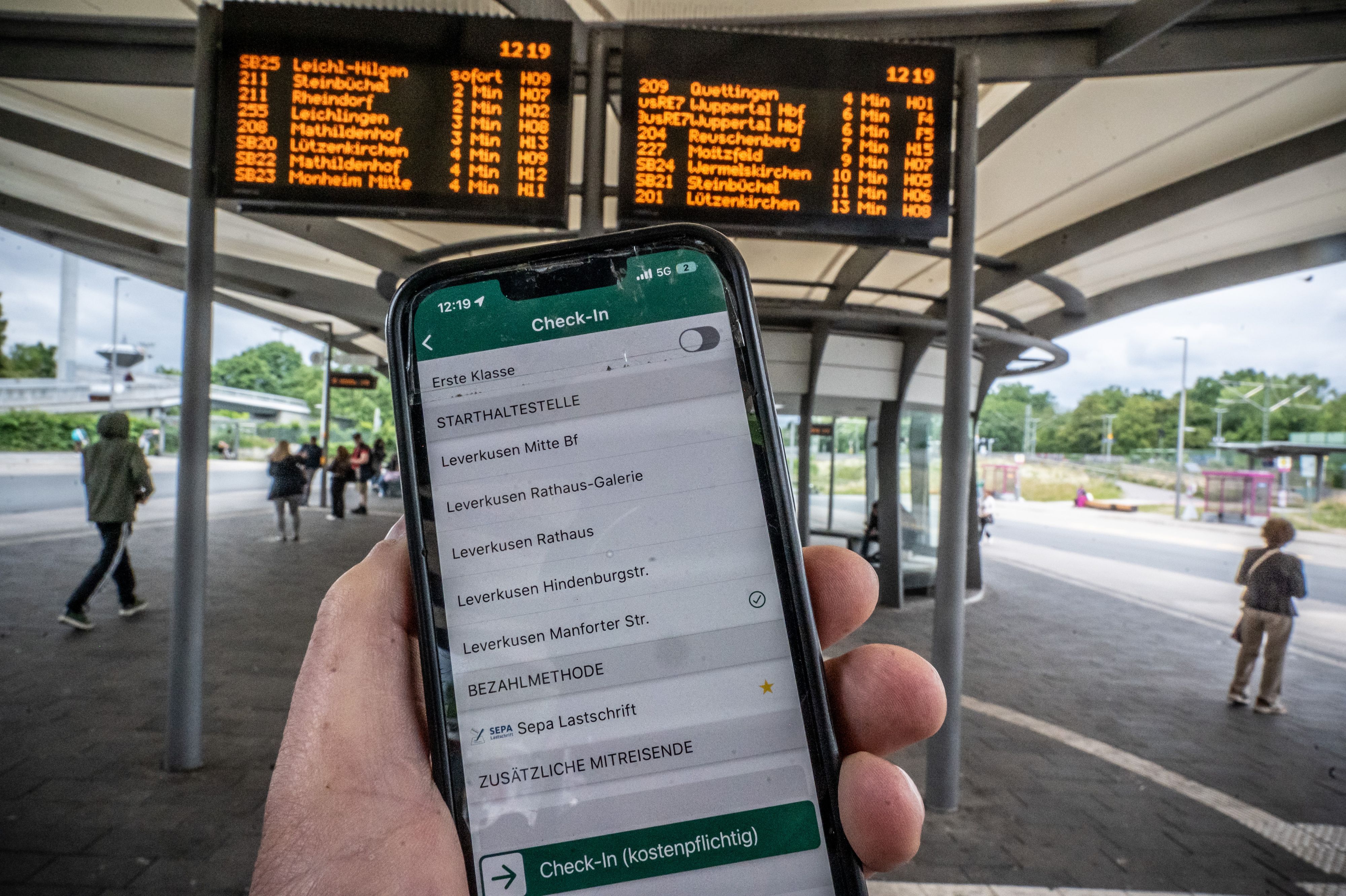 Die eezy-App auf einem Smartphone am Busbahnhof Leverkusen Mitte. Bild: Ralf Krieger