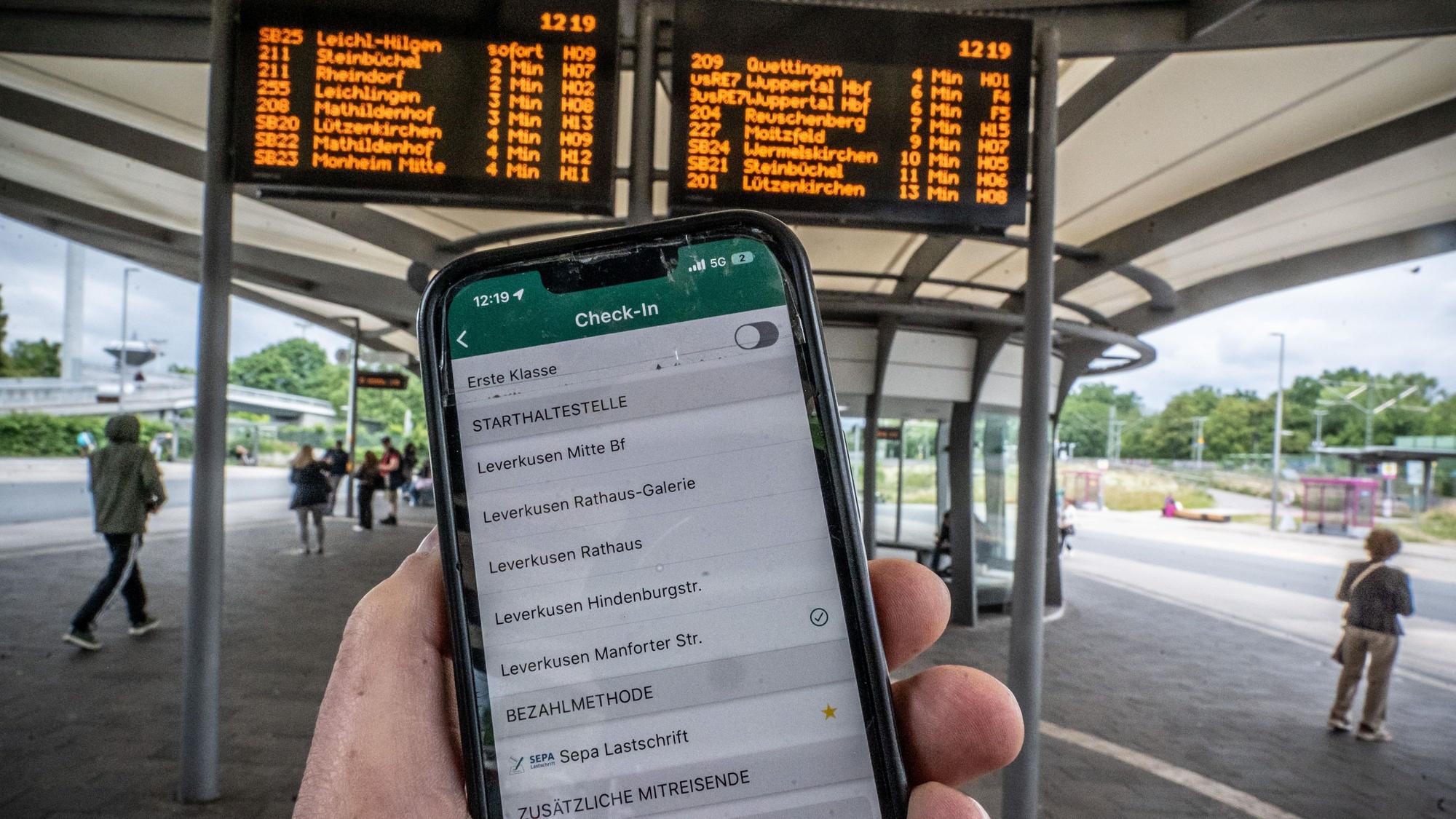 Die eezy-App auf einem Smartphone am Busbahnhof Leverkusen Mitte. Bild: Ralf Krieger