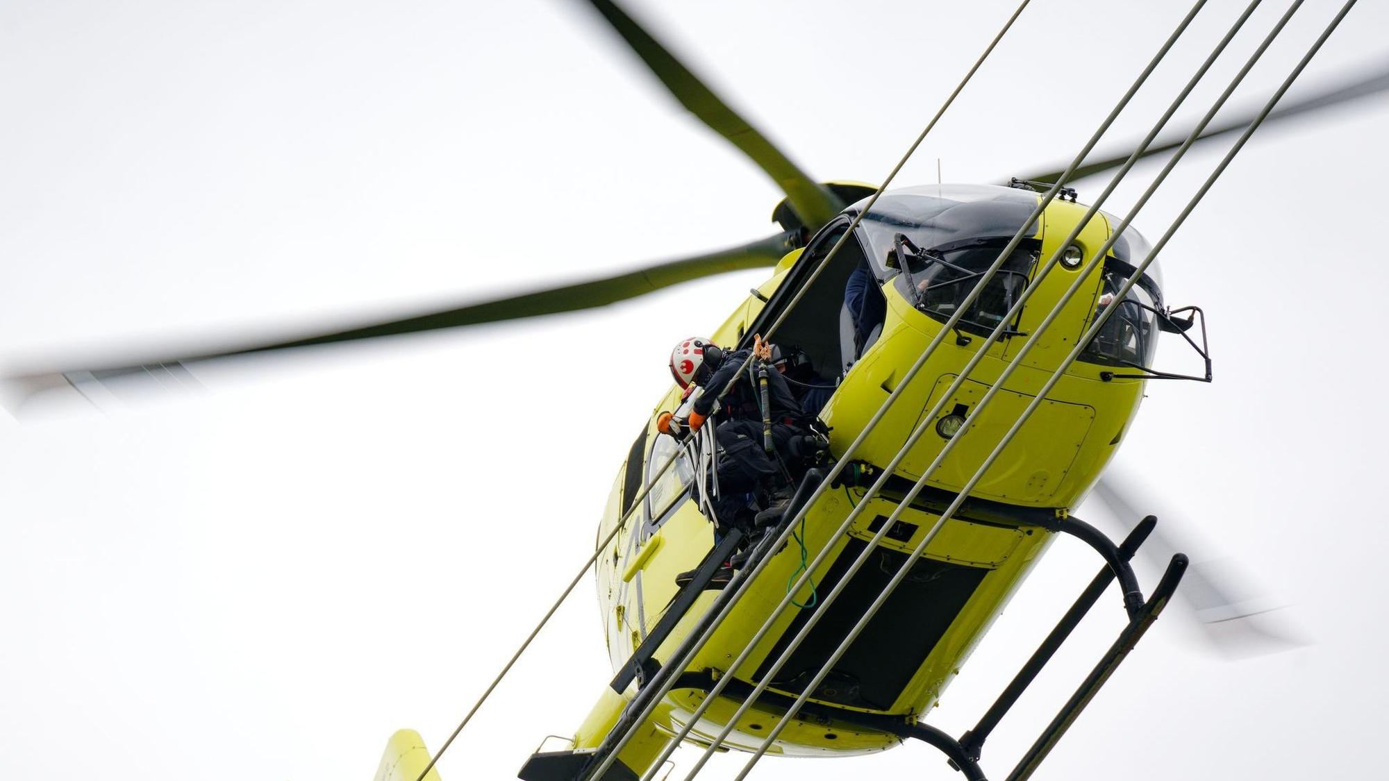 Helikopterarbeiten an Stromleitung