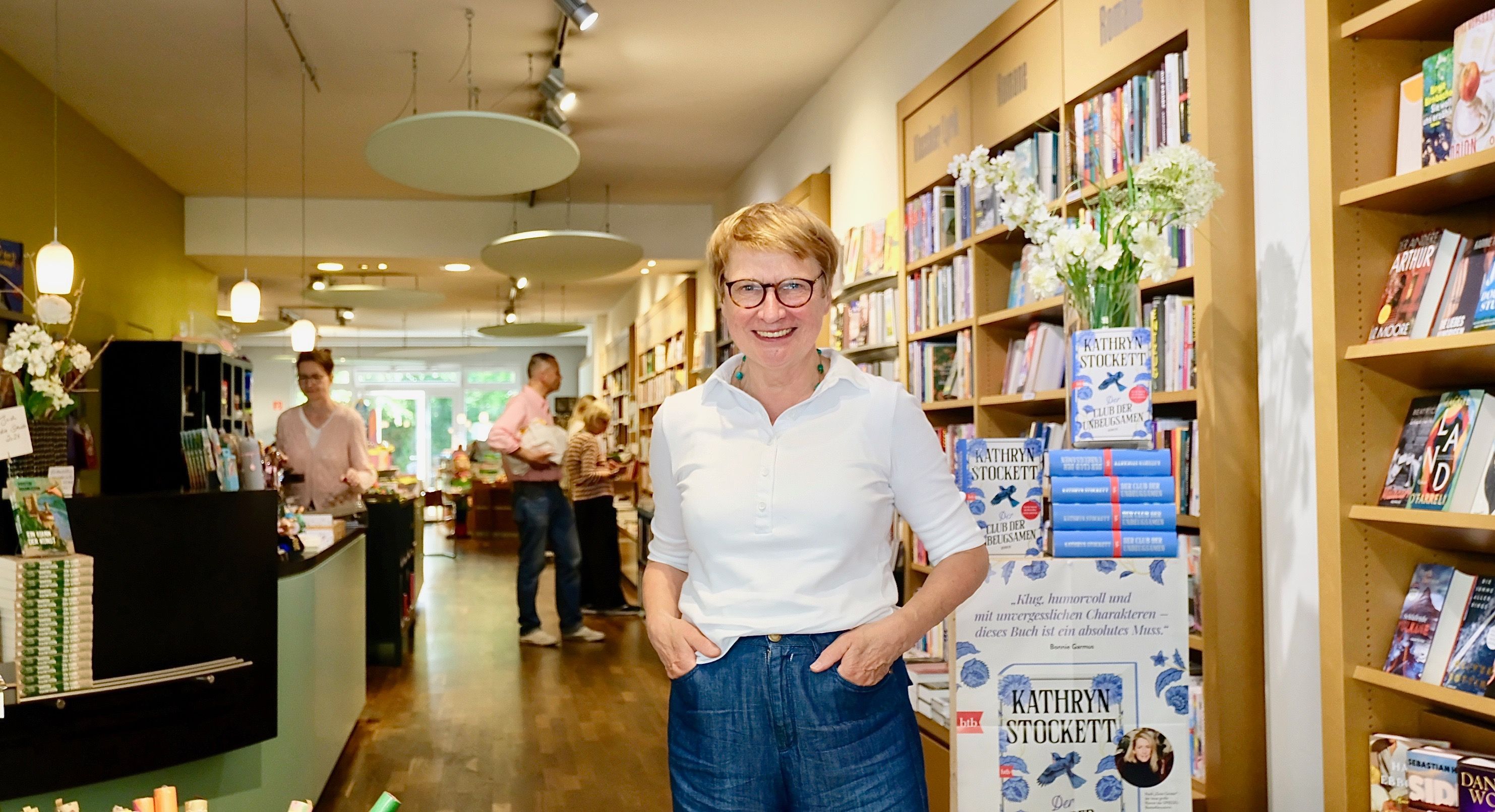 Gabriele Klinski in ihrer Buchhandlung an der Aachener Straße in Braunsfeld.