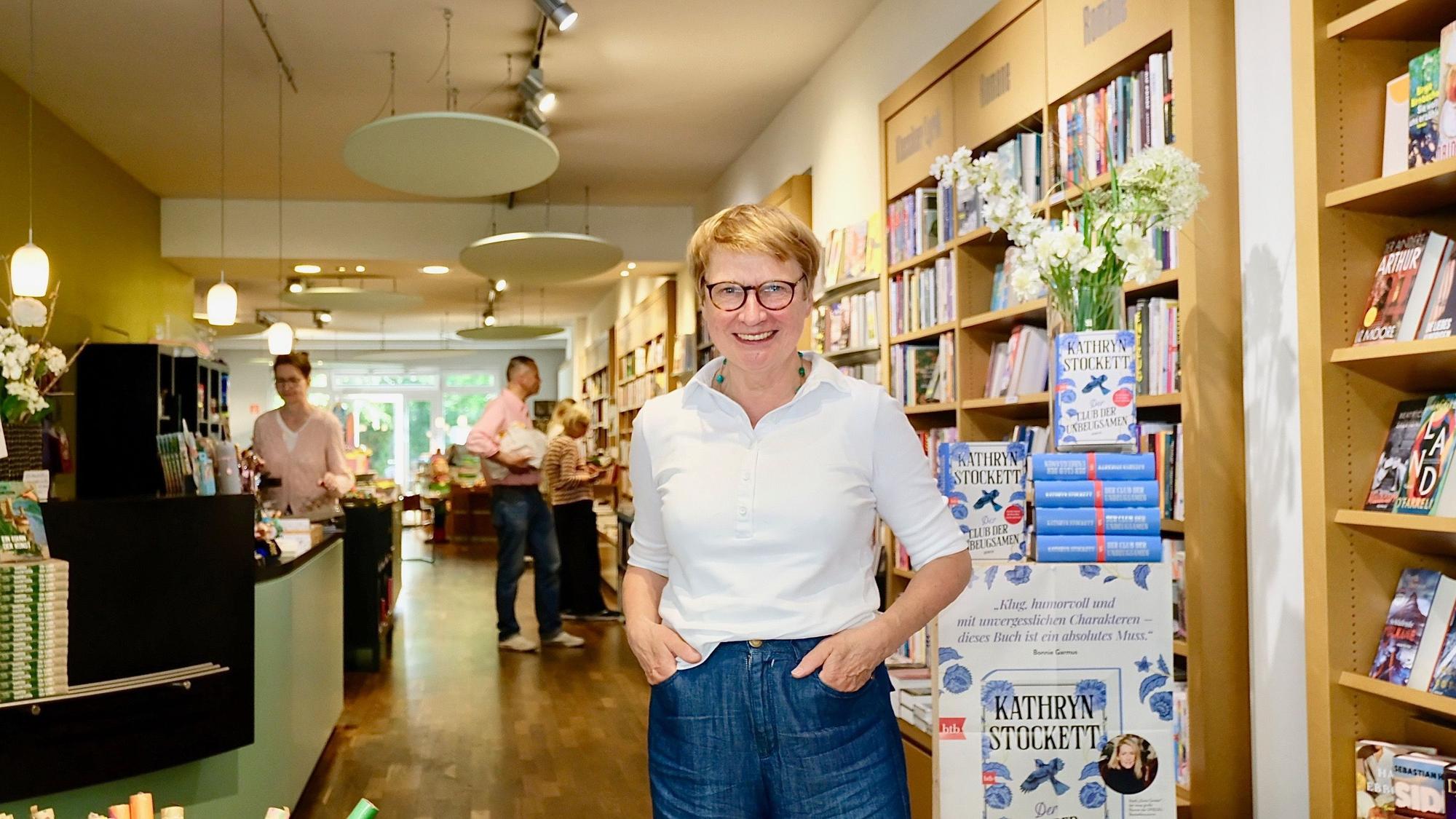Gabriele Klinski in ihrer Buchhandlung an der Aachener Straße in Braunsfeld.