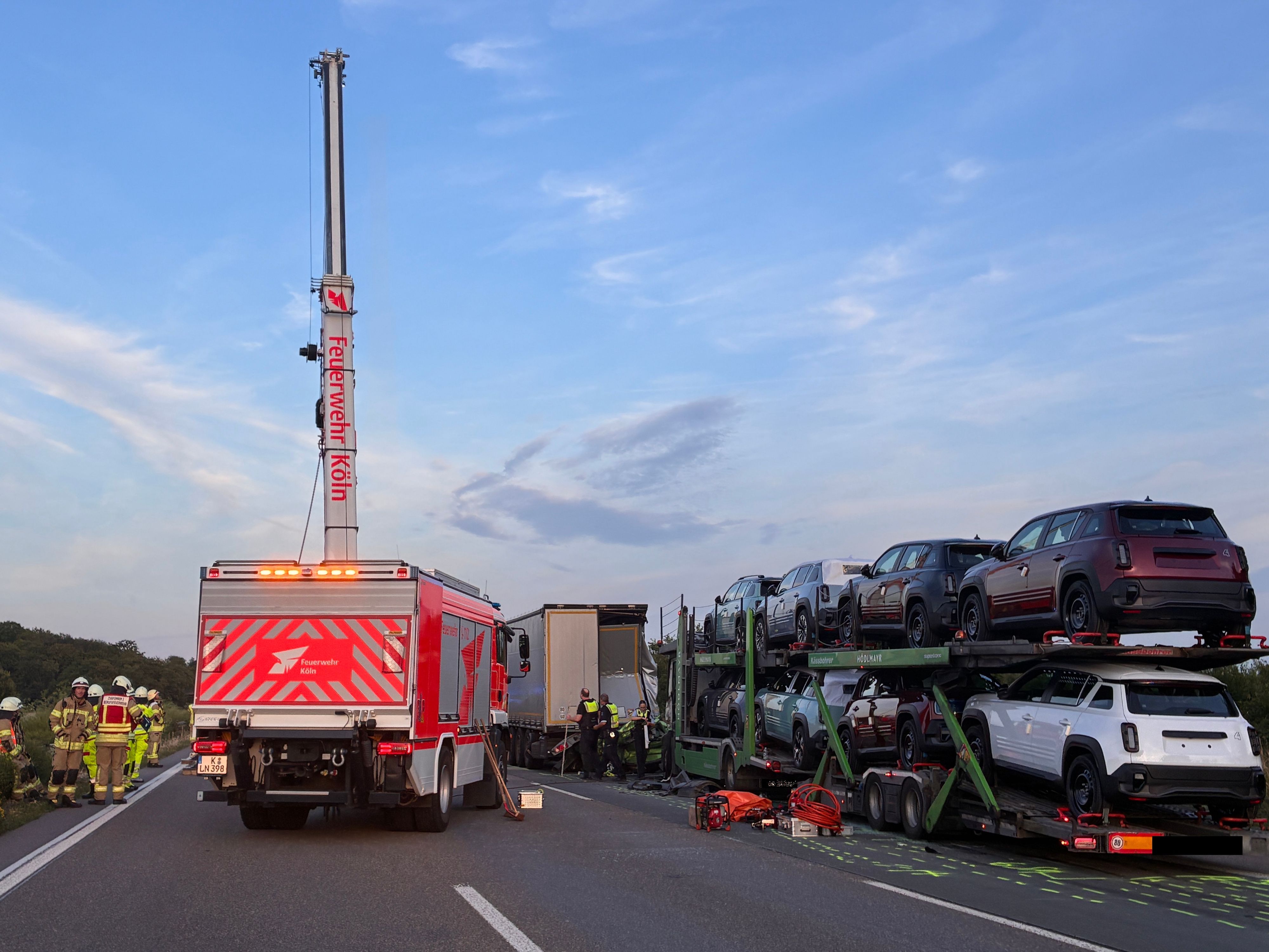 Die A4 ist nach einem schweren Unfall gesperrt, die Polizei ermittelt.