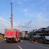 Die A4 ist nach einem schweren Unfall gesperrt, die Polizei ermittelt.
