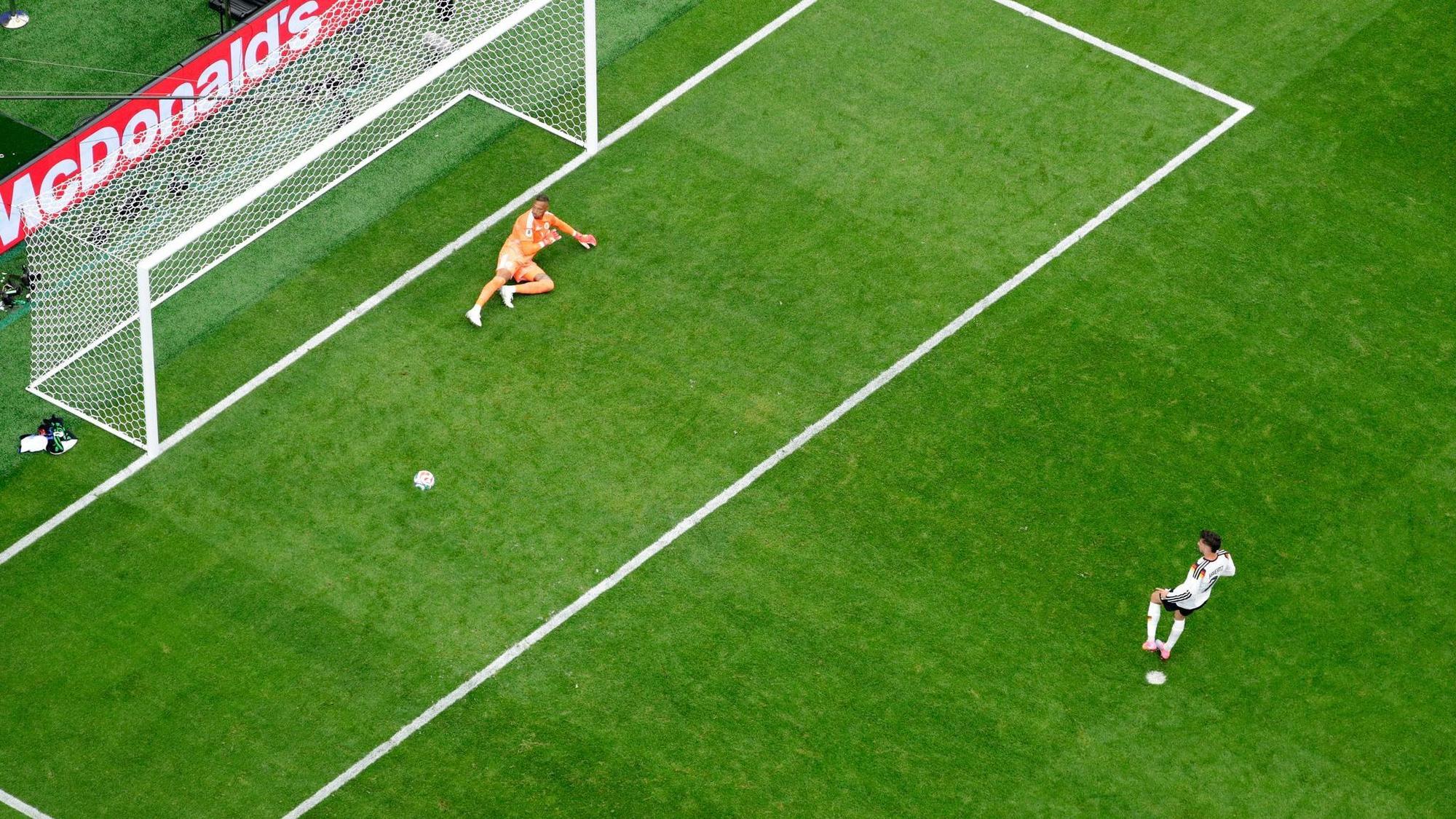 Kai Havertz kickt.
