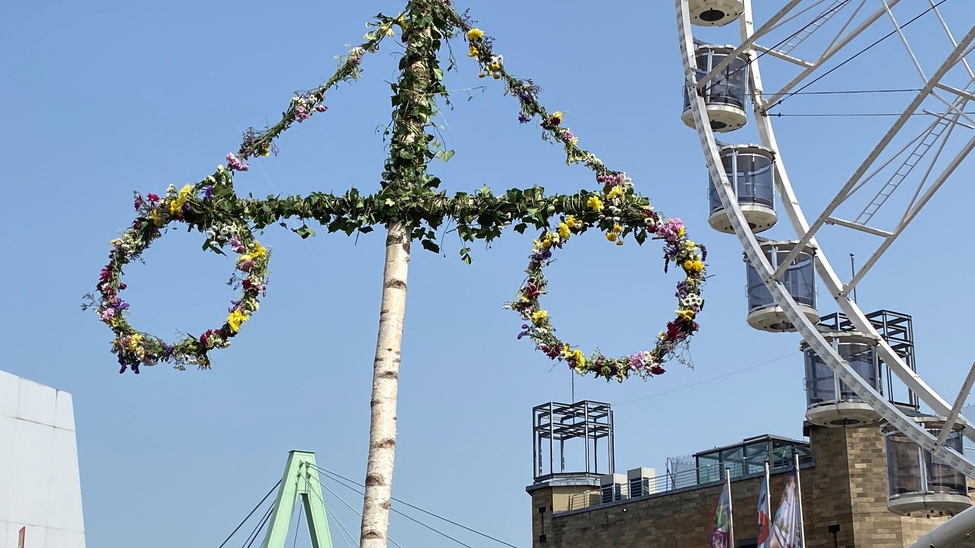Auch dieses Jahr soll es wieder einen Mittsommerbaum im Rheinauhafen geben. (Archivbild)