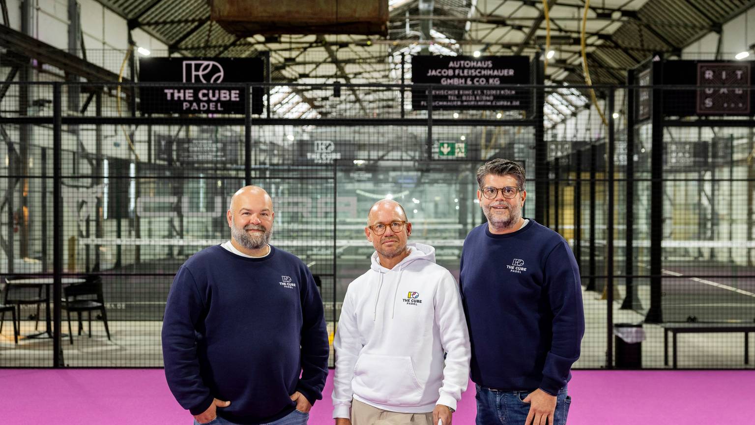 Geschäftsführer der Kölner Padelhalle „The Cube“ auf dem Gelände des Carlswerks: Alexander Kautz, Simon Schmitz und Philippe Krükel (v.l.)