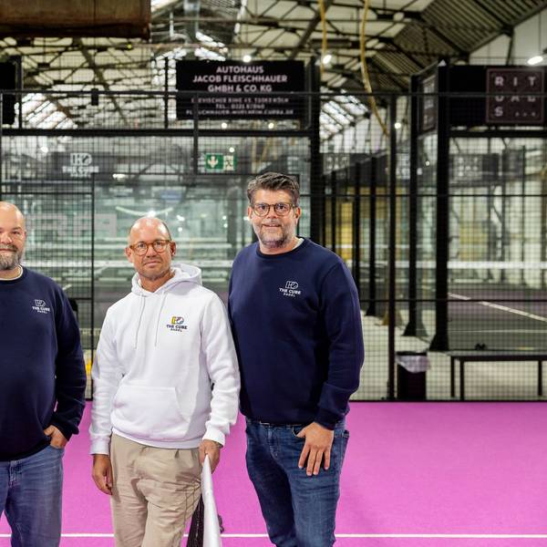 Geschäftsführer der Kölner Padelhalle „The Cube“ auf dem Gelände des Carlswerks: Alexander Kautz, Simon Schmitz und Philippe Krükel (v.l.)