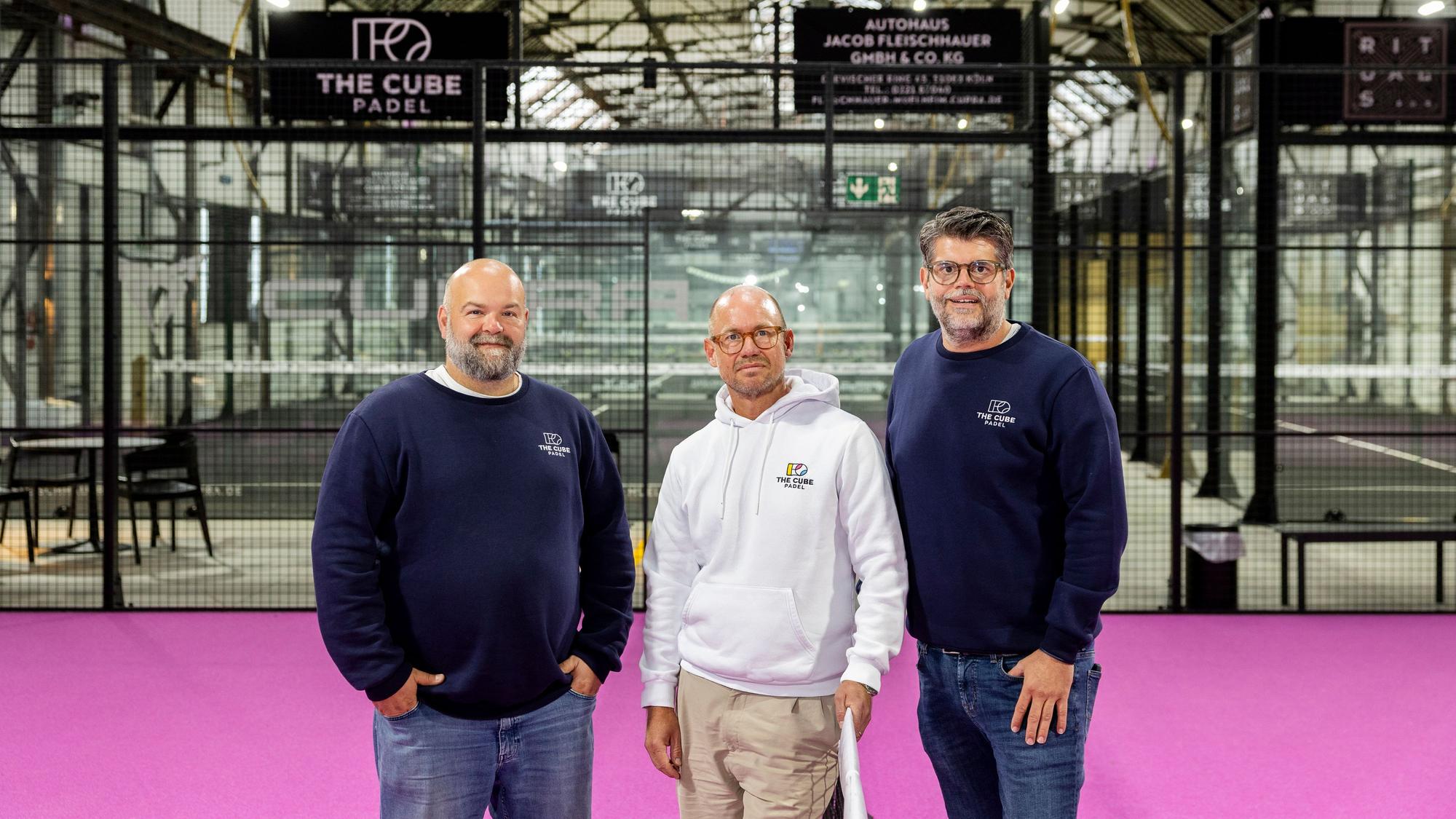 Geschäftsführer der Kölner Padelhalle „The Cube“ auf dem Gelände des Carlswerks: Alexander Kautz, Simon Schmitz und Philippe Krükel (v.l.)