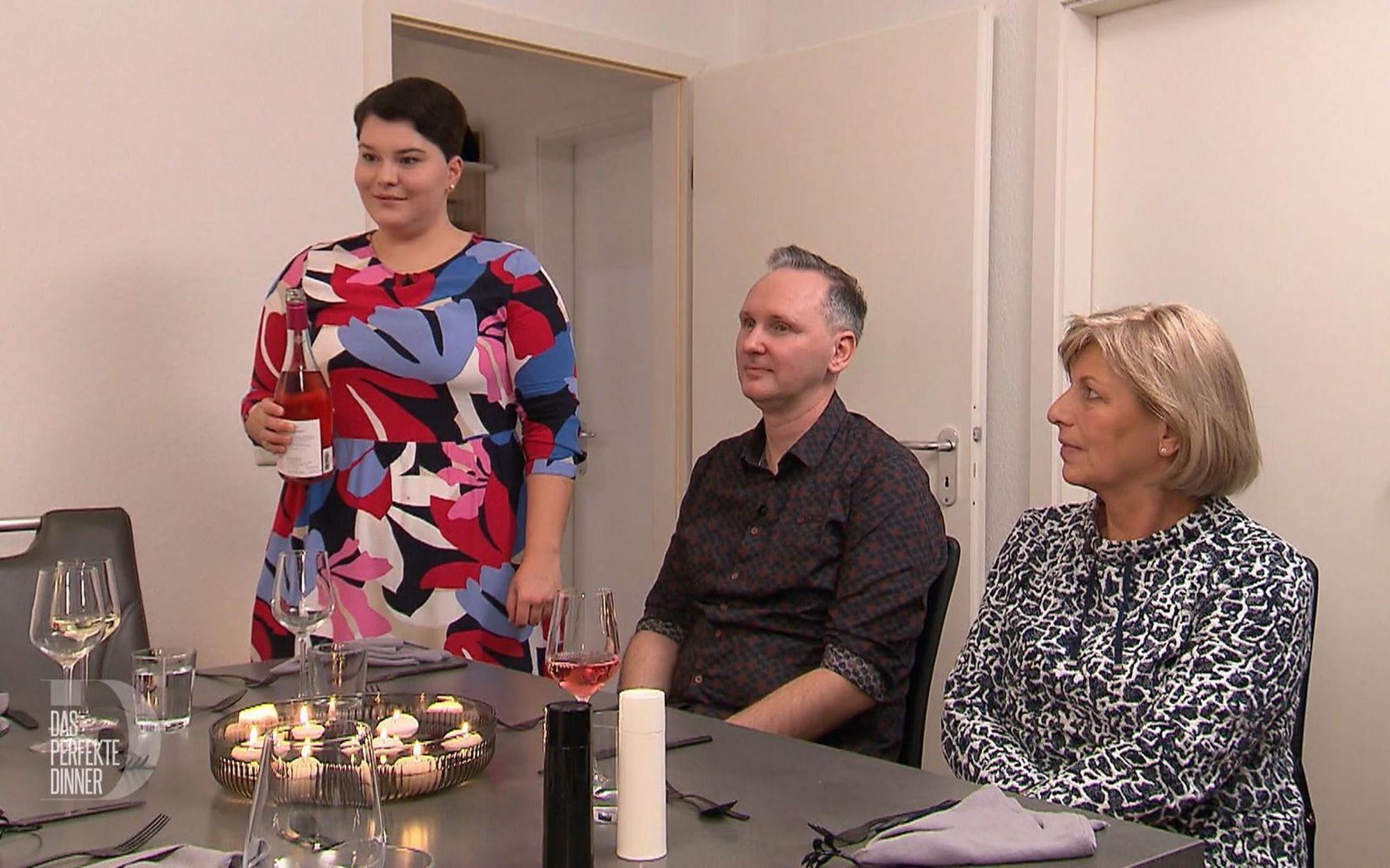 Vicky (links) hat bei ihrem Essen alles Tierische für Lisa (nicht im Bild) ersetzt - nur beim Wein hat sie nicht auf das Label „vegan“ geachtet.
(Bild: RTL)