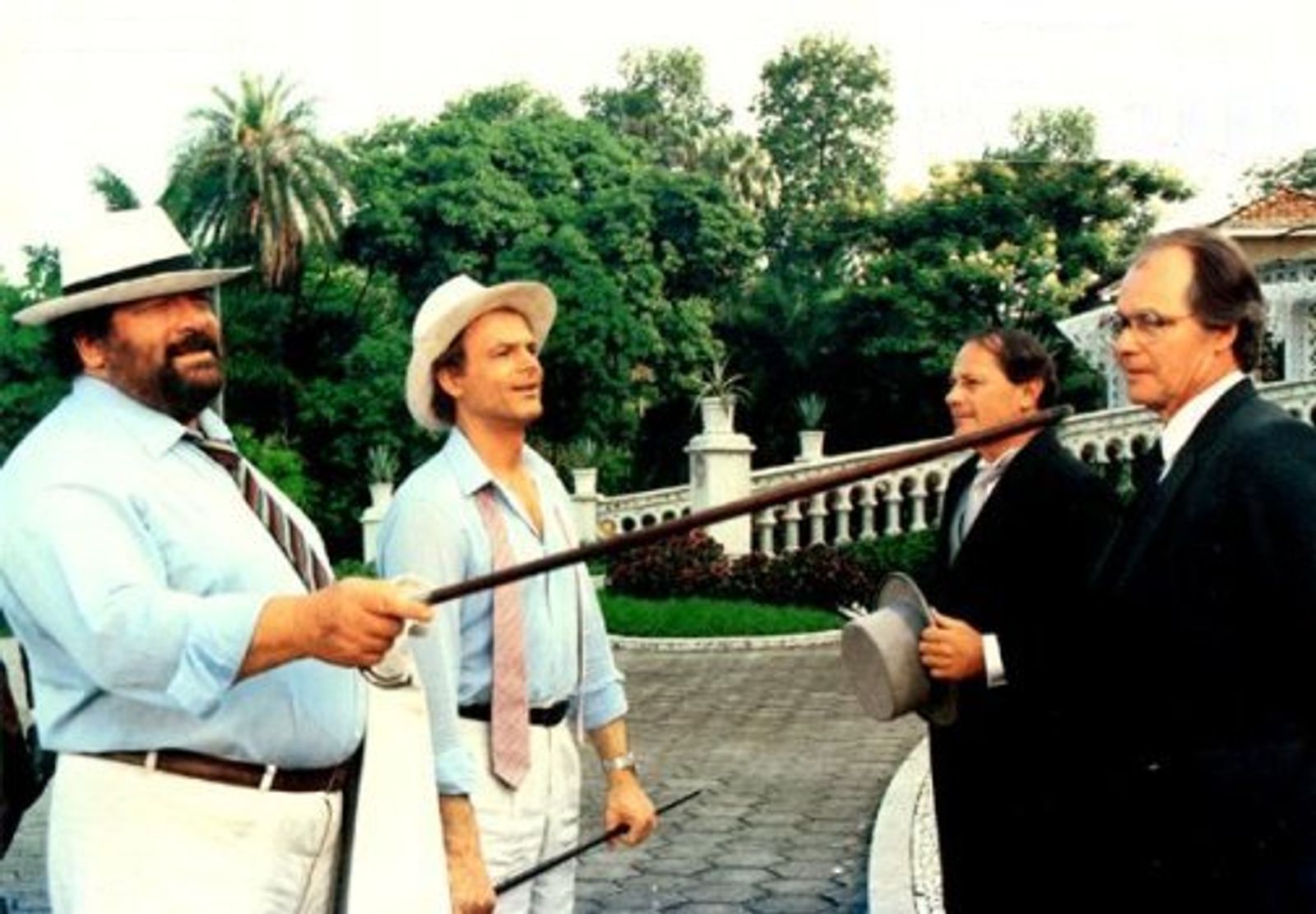 Doppeltes Lottchen auf Italienisch: Stuntman Elliot (Terence Hill) und Jazz-Saxofonist Greg (Bud Spencer) begegnen in „Vier Fäuste gegen Rio“ ihren Doppelgängern - zwei brasilianischen Millionären, die ihnen zum Verwechseln ähnlich sehen. (Bild: 3L Film)