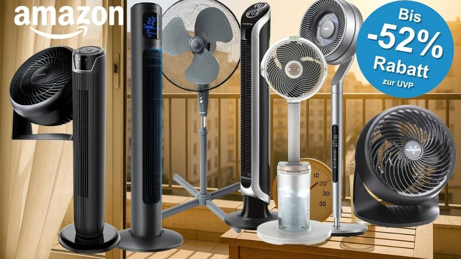 Collage verschiedener Ventilatoren unterschiedlicher Typen und Marken (Tischventilator Honeywell, schwarzer Turmventilator, klassischer Standventilator, Rowenta Turmventilator, Shark Standventilator, moderner Design-Ventilator mit Wassertank sowie ein Vornado Tischventilator) vor einem sommerlichen Balkon-Hintergrund mit warmem Stadtpanorama und einem sichtbaren Thermometer.