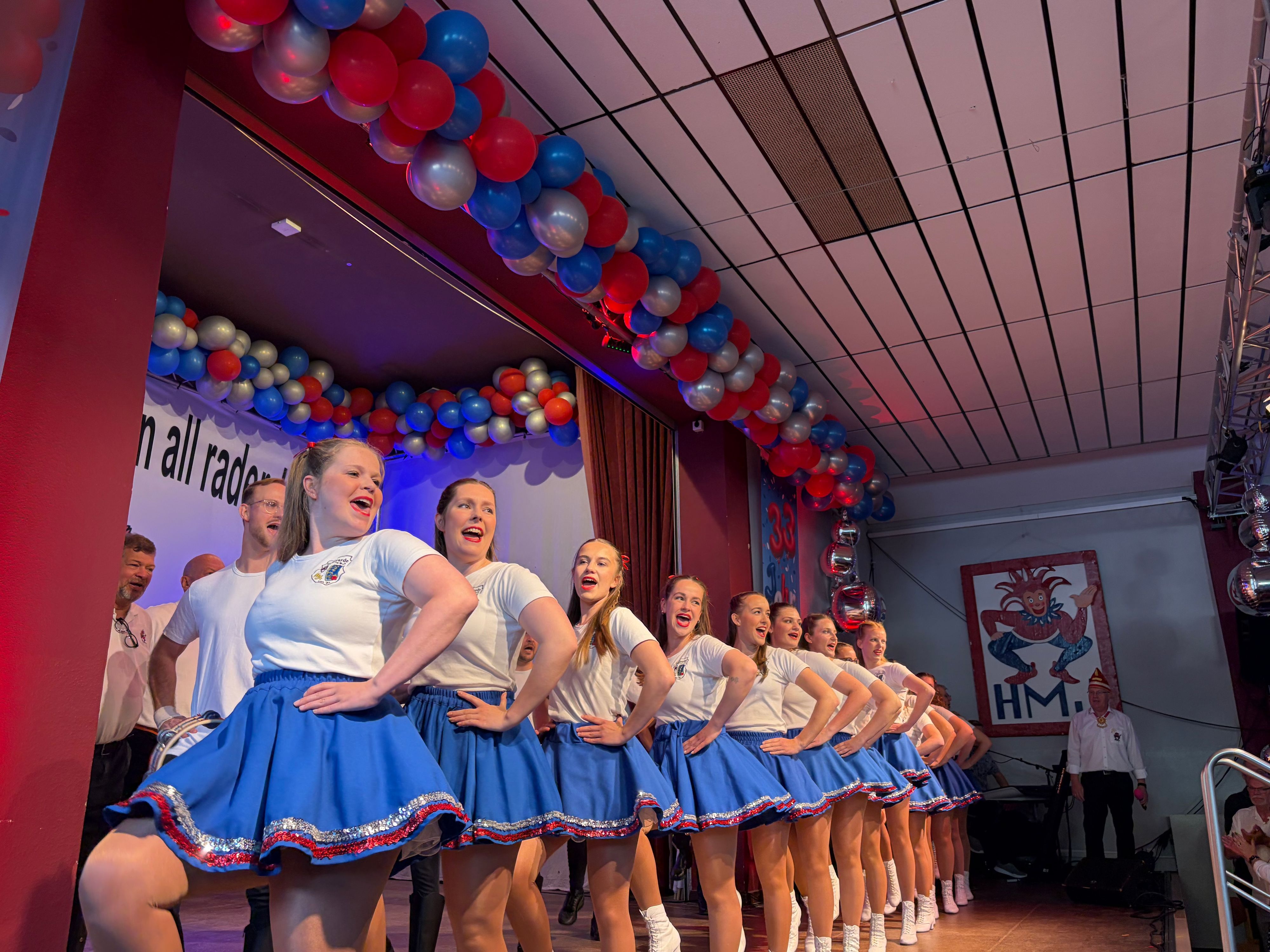 Die Tanzgarde der Hetdorper Mädche un Junge beim Jubiläumsfest