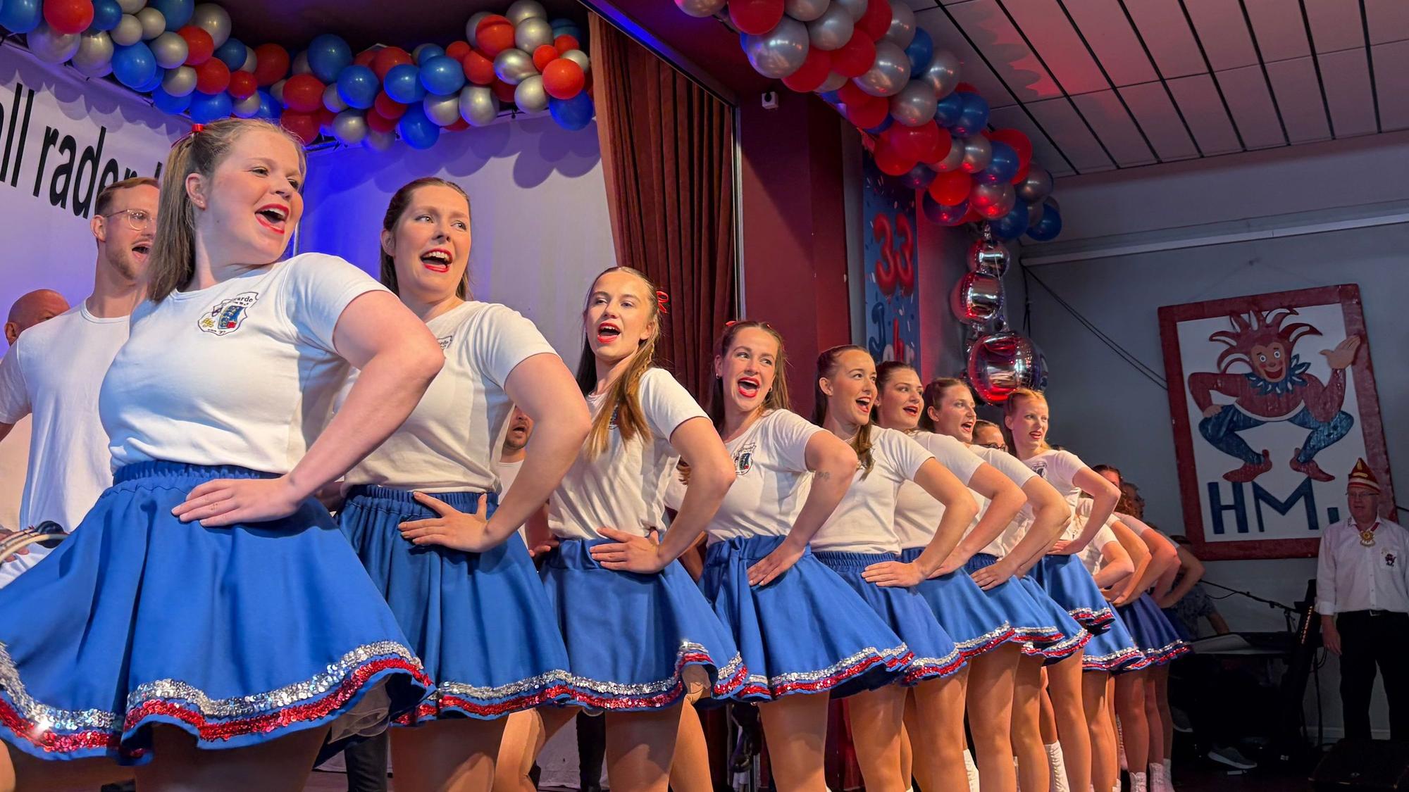 Die Tanzgarde der Hetdorper Mädche un Junge beim Jubiläumsfest