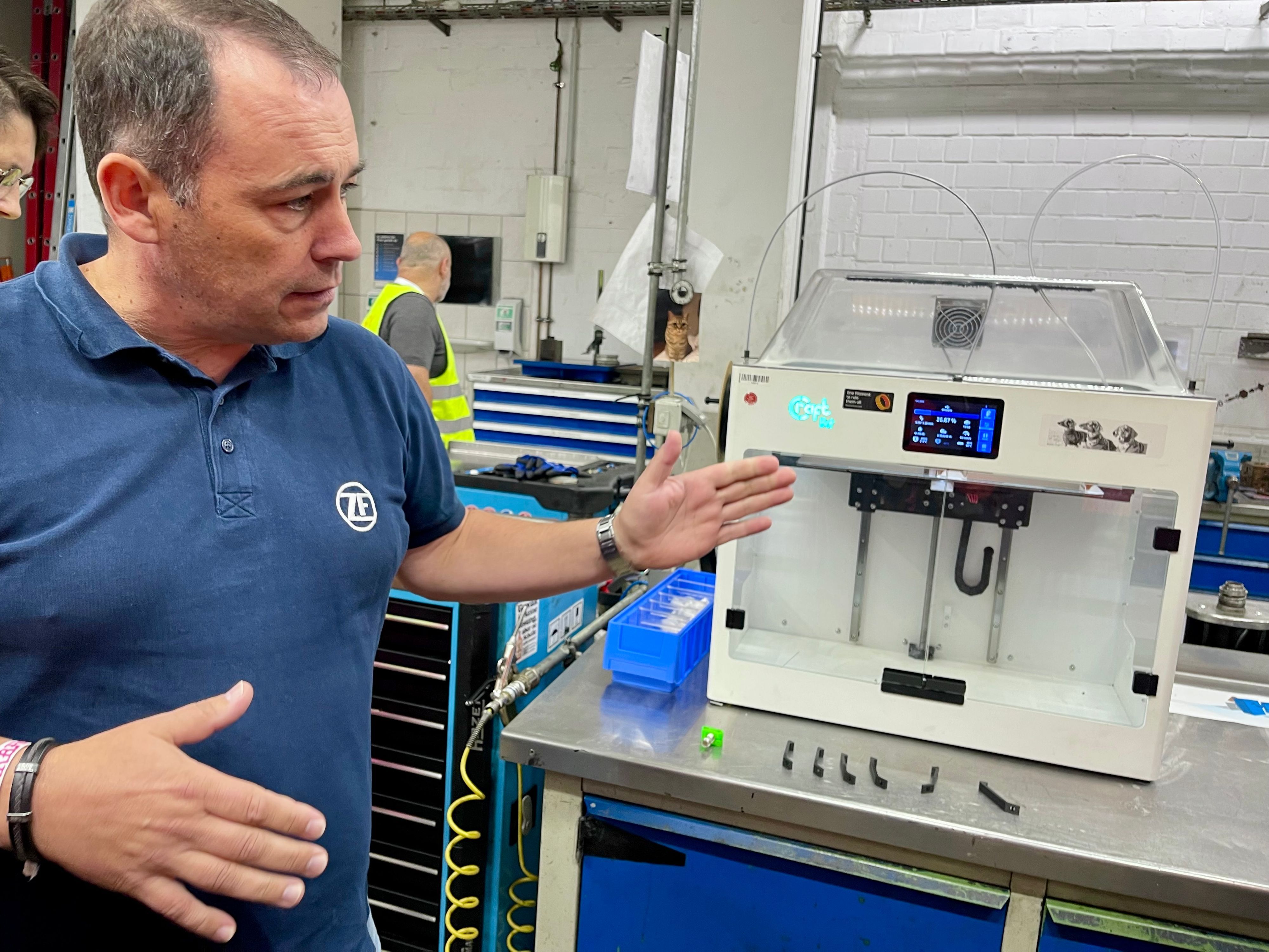 In der Instandhaltung werden kleine Ersatzteile im 3-D-Drucker hergestellt, wie Abteilungsleiter Mario Güter zeigt.