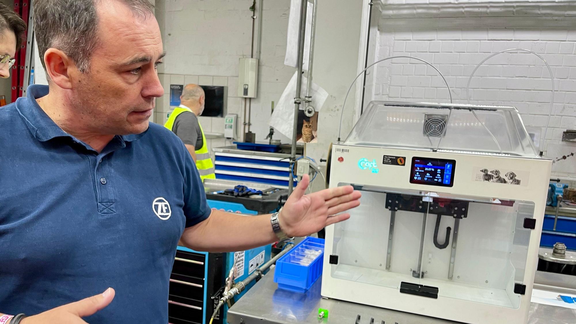 In der Instandhaltung werden kleine Ersatzteile im 3-D-Drucker hergestellt, wie Abteilungsleiter Mario Güter zeigt.