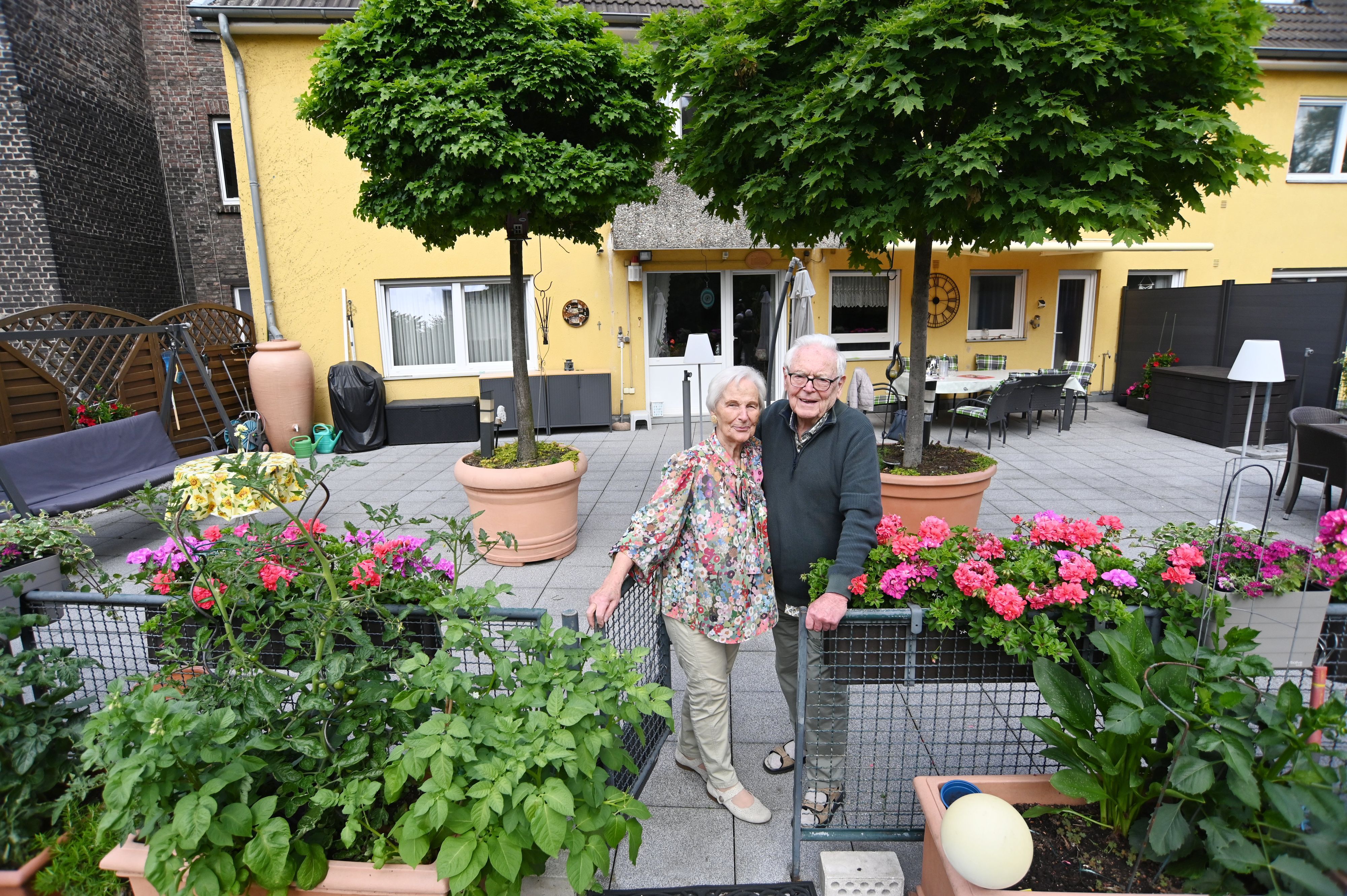 10.06.2026 Köln. Die Dachterrasse beim Ehepaar Roswita und Willi Schäfer in Deutz. Beide sind 91 Jahre alt, nicht mehr rasend mobil - umso wichtiger ist ihnen die Dachterrasse. Foto: Alexander Schwaiger